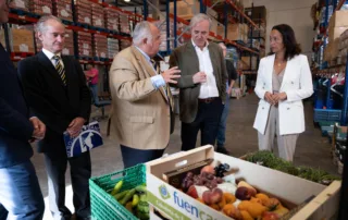 El presidente de Aragón visita un Banco de Alimentos acompañado de responsables de la entidad y representantes institucionales.