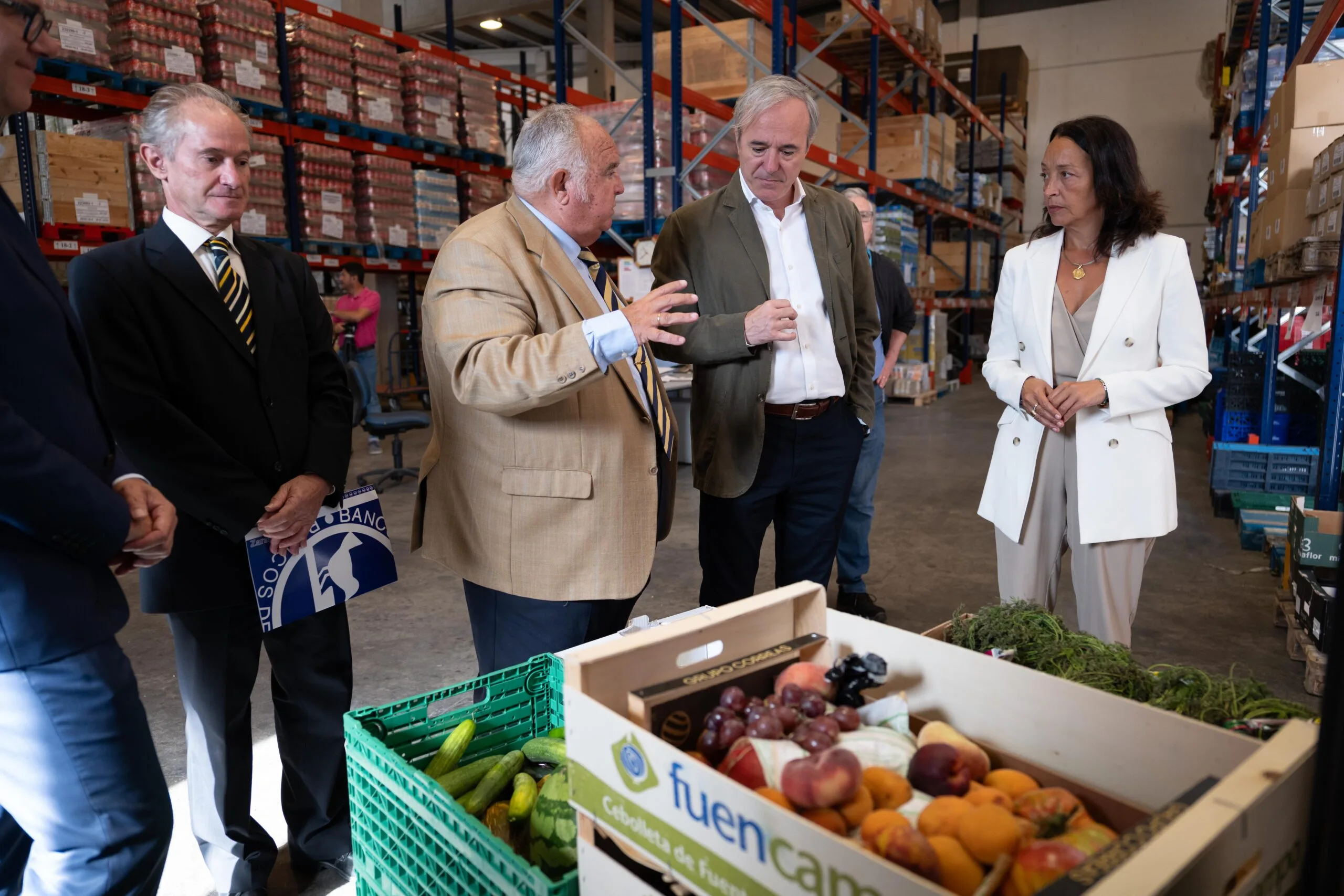 Visita institucional al Banco de Alimentos en Aragón El presidente de Aragón visita un Banco de Alimentos acompañado de responsables de la entidad y representantes institucionales.