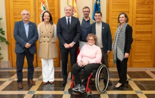 Representantes del Gobierno de Aragón y de CERMI posan tras la firma del acuerdo por los derechos de las personas con discapacidad.