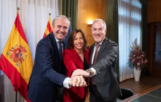 El presidente de Aragón, la alcaldesa de Zaragoza y el presidente del Real Zaragoza celebran la constitución de la sociedad para la Nueva Romareda.