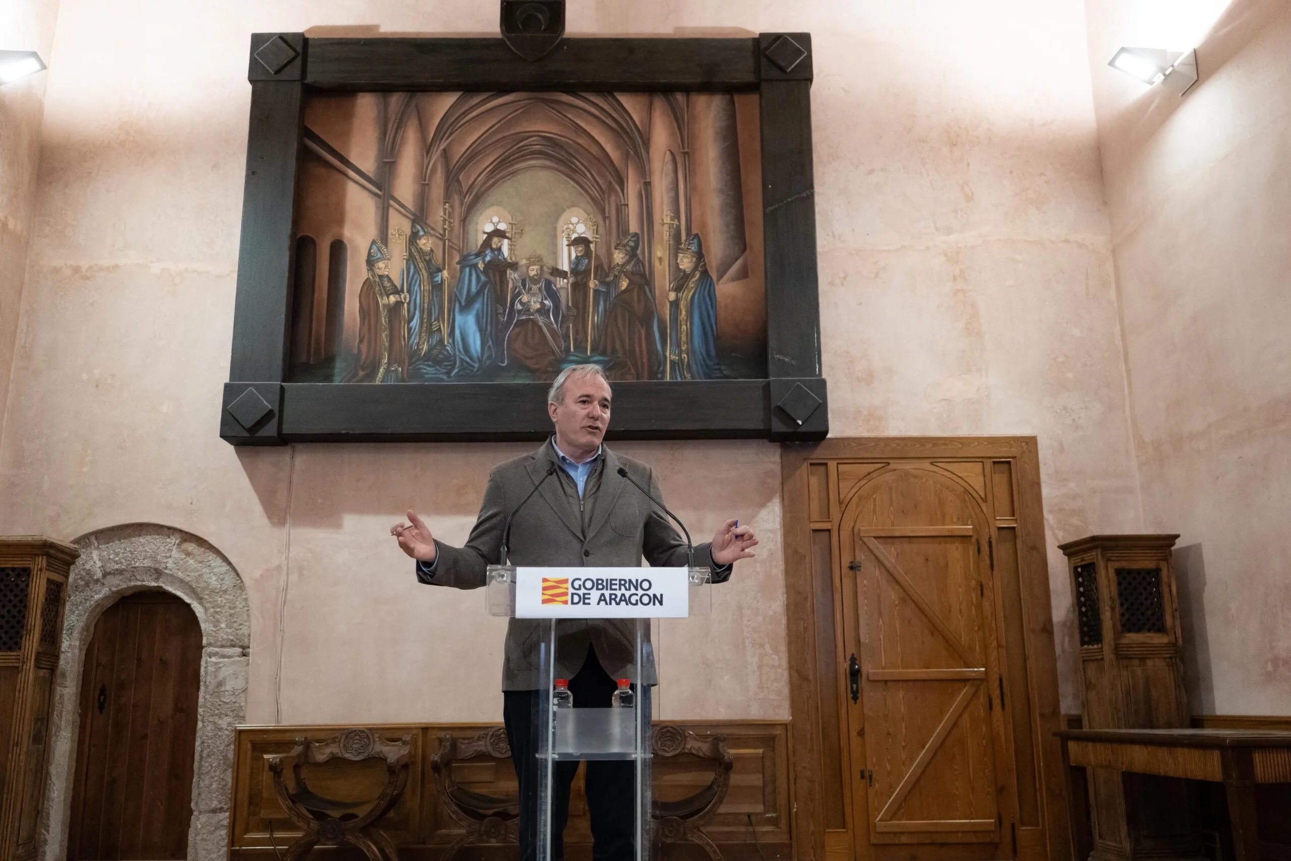 Presentación de los nuevos bonos de hospedería en Aragón El presidente de Aragón presenta el nuevo sistema de bonos de hospedería en un acto institucional celebrado en una sala histórica.