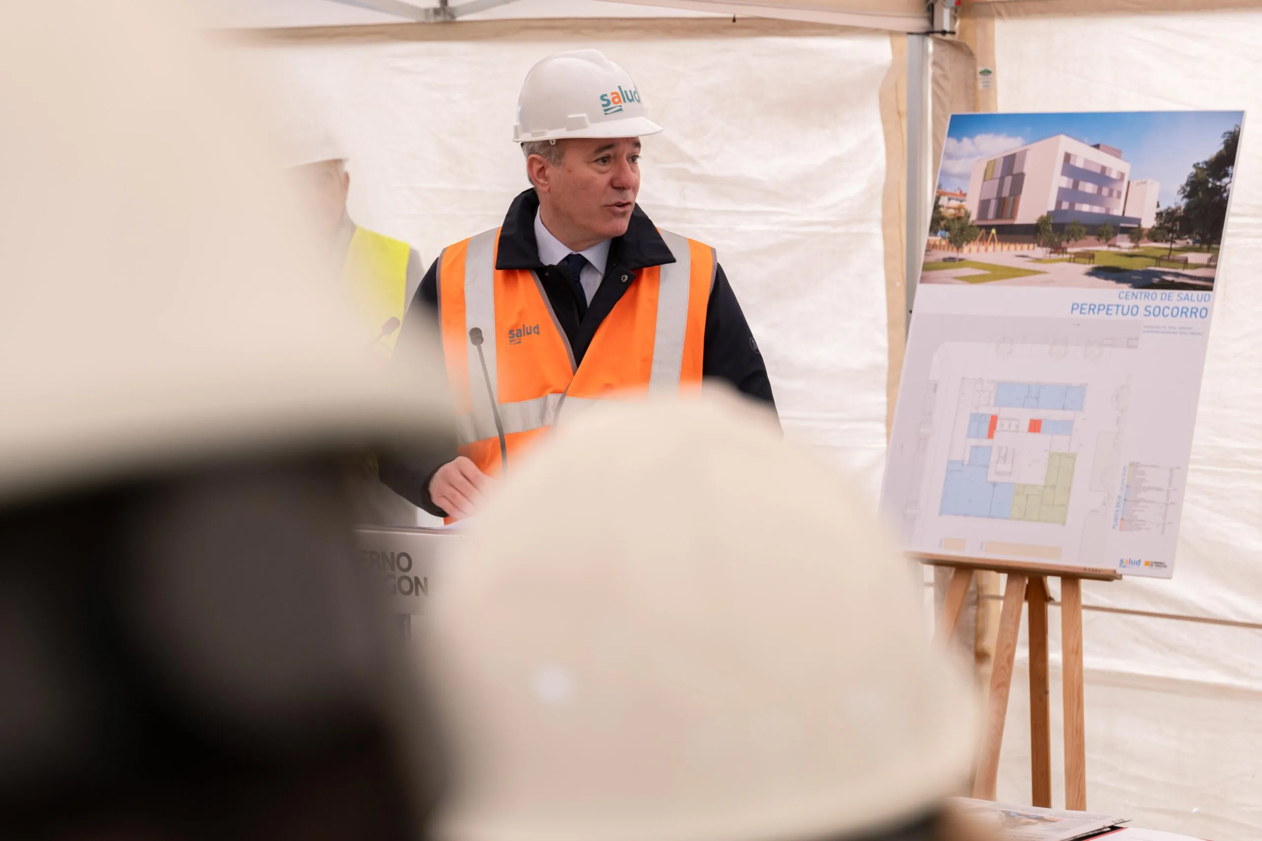 Presentación de las obras del Centro de Salud Perpetuo Socorro Representante del Gobierno de Aragón presentando las obras del nuevo Centro de Salud Perpetuo Socorro en Huesca, junto a los planos del proyecto.