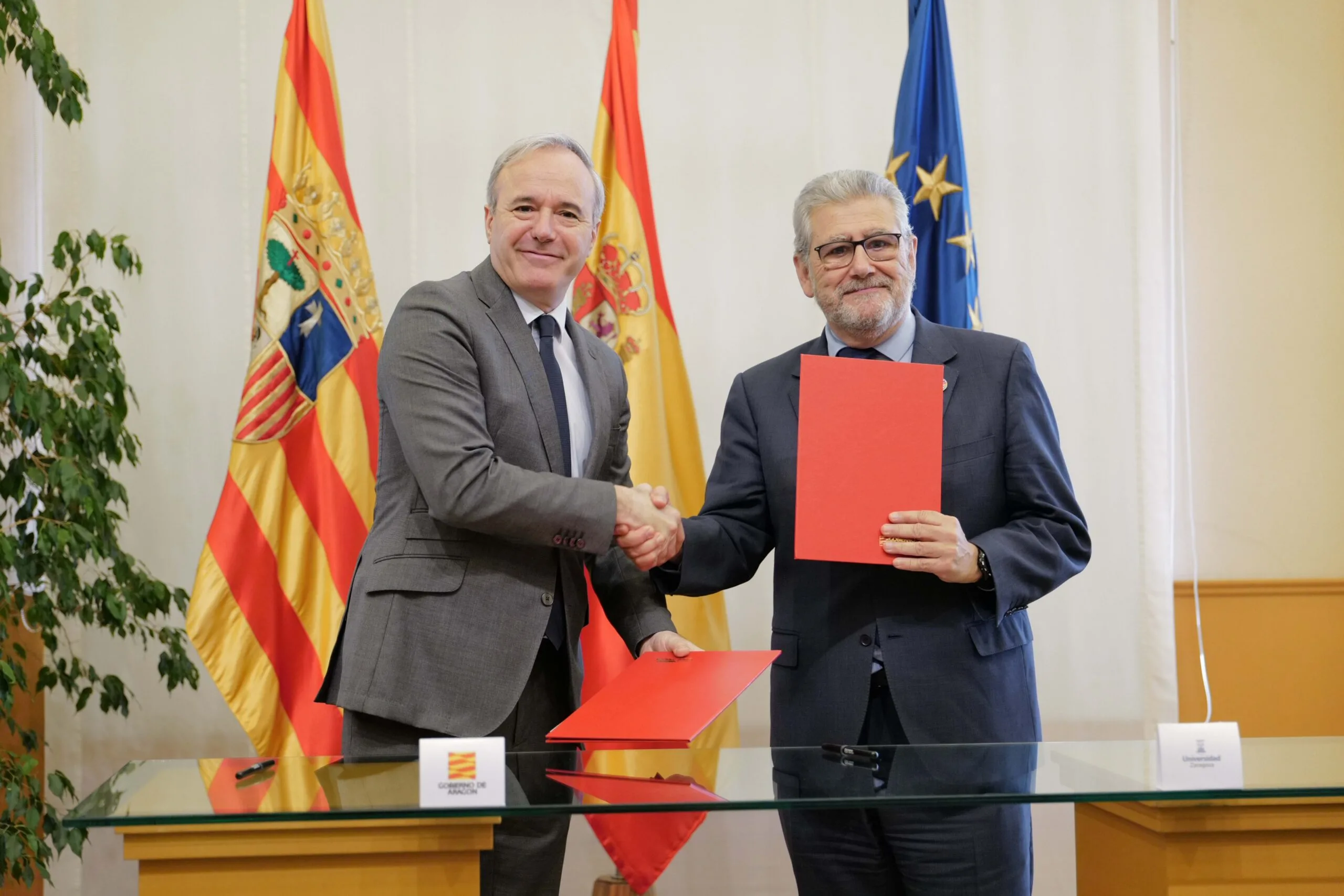 Firma del acuerdo para ampliar plazas de Ingeniería Informática El presidente de Aragón firma con la Universidad de Zaragoza el acuerdo para aumentar las plazas de nuevo ingreso en Ingeniería Informática.