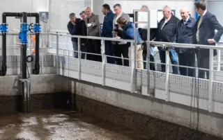 Visita institucional a una instalación de depuración de agua en Aragón, con responsables técnicos y representantes públicos supervisando el funcionamiento.