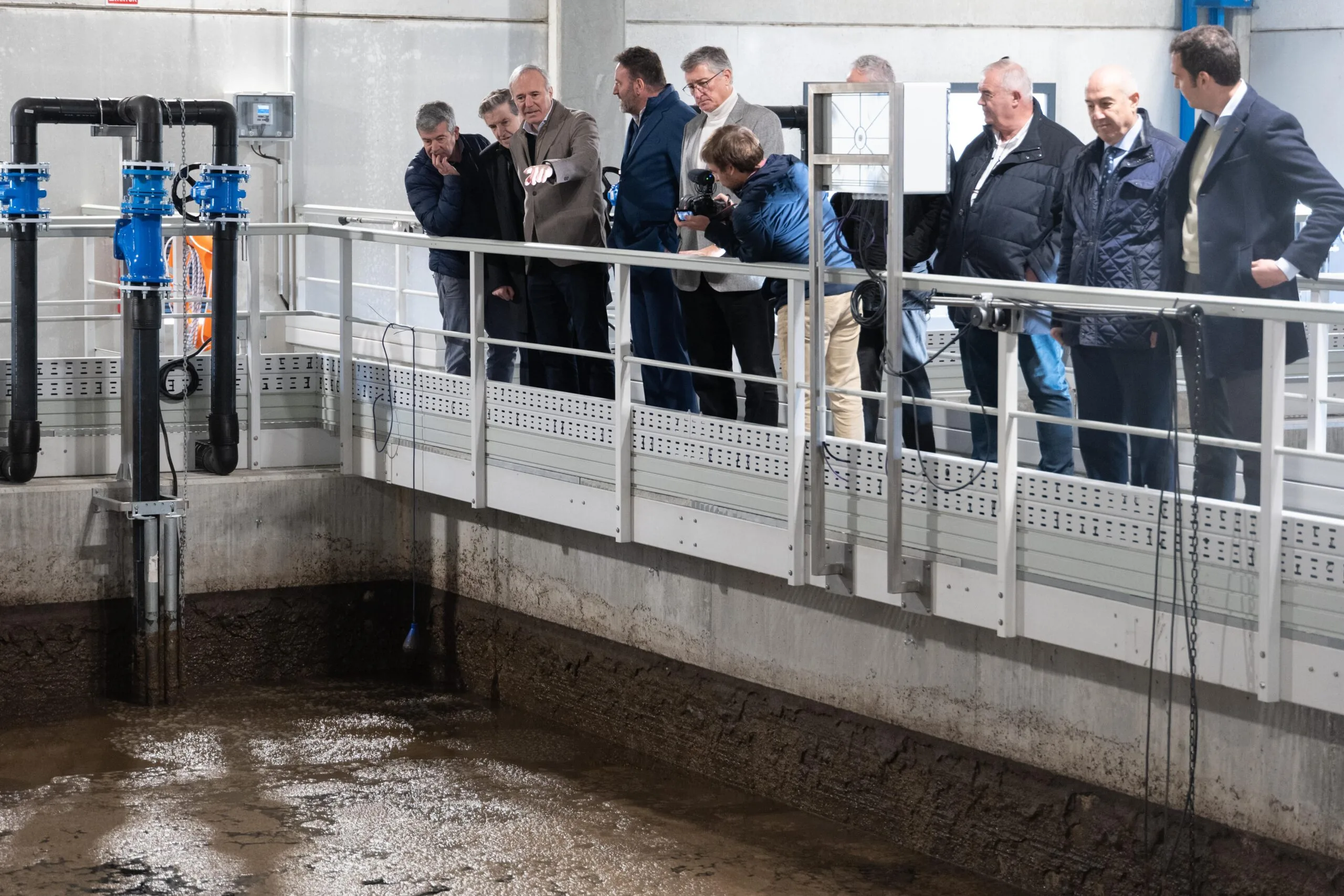 Supervisión de la depuradora de agua en Aragón Visita institucional a una instalación de depuración de agua en Aragón, con responsables técnicos y representantes públicos supervisando el funcionamiento.