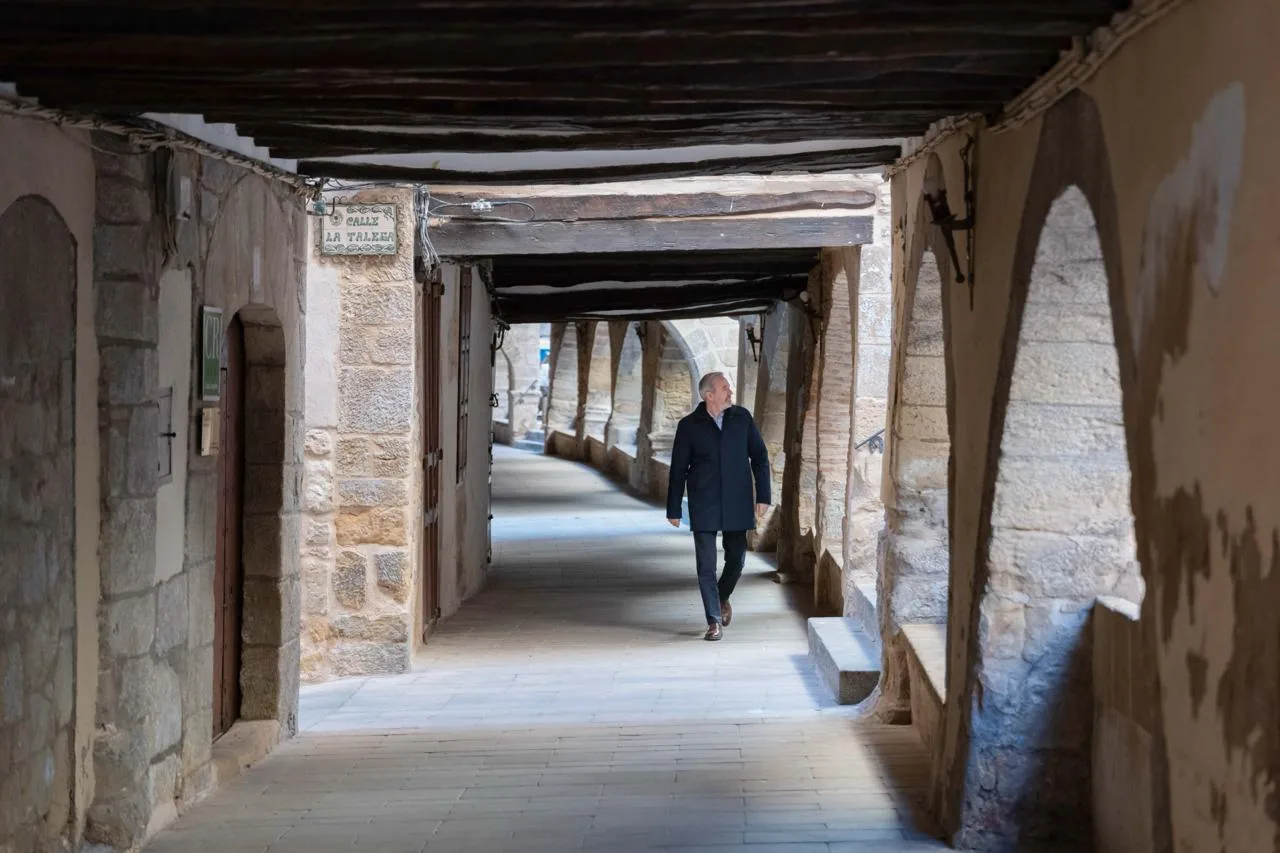 Visita a La Fresneda dentro del Programa 700 El presidente de Aragón recorre las calles porticadas de La Fresneda durante una visita vinculada al Programa 700 de vivienda.