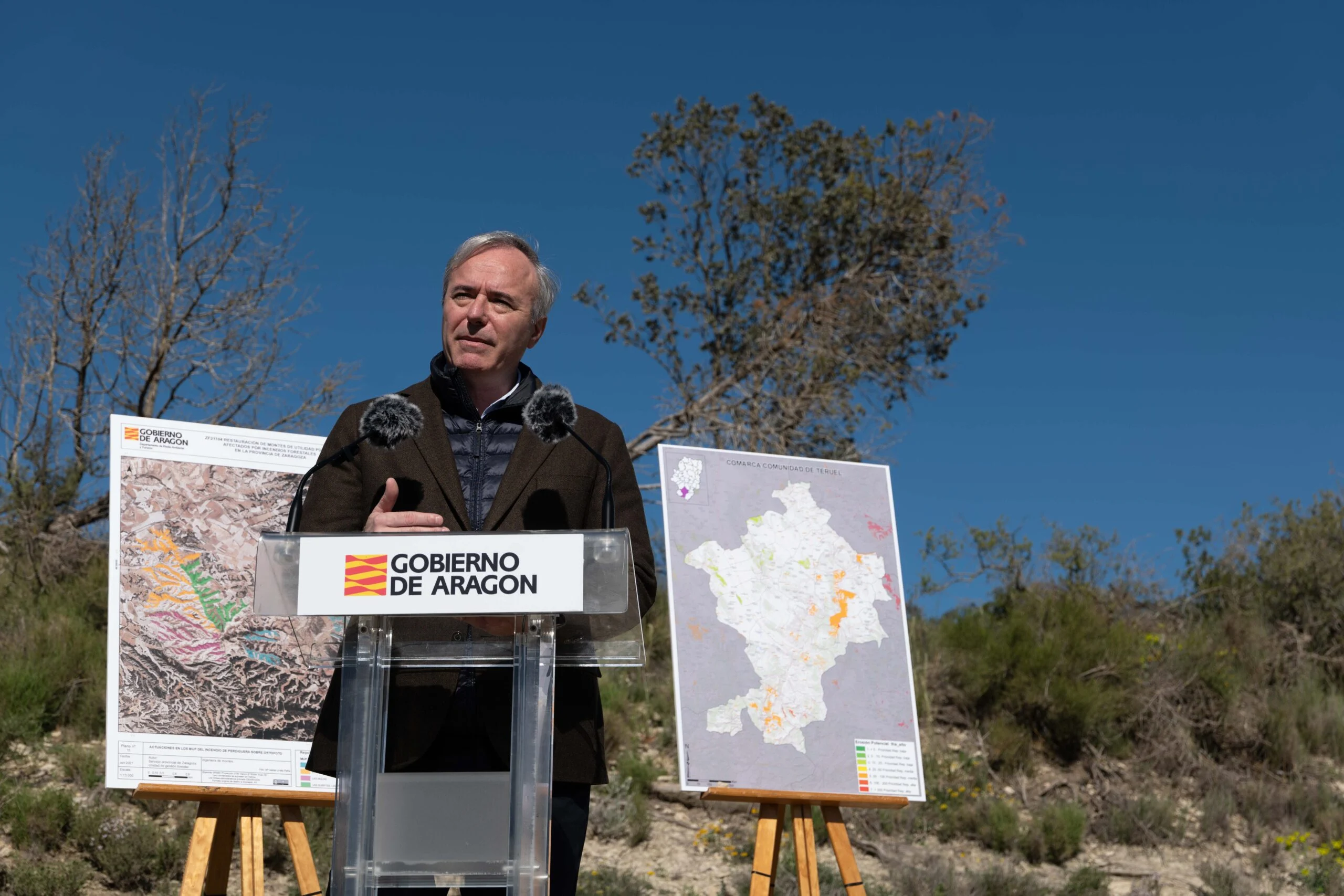 Presentación del plan de reforestación en Perdiguera El presidente de Aragón interviene en Perdiguera durante la presentación del plan de reforestación acompañado de mapas de zonas de actuación.