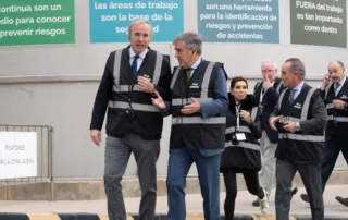 El presidente de Aragón visita la planta de Saica en Zaragoza para conocer la inversión destinada a descarbonizar la fabricación de papel reciclado.