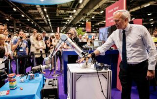 El presidente de Aragón participa en una demostración tecnológica durante el AWS Summit 2024, destacando la apuesta por la FP vinculada a la tecnología.