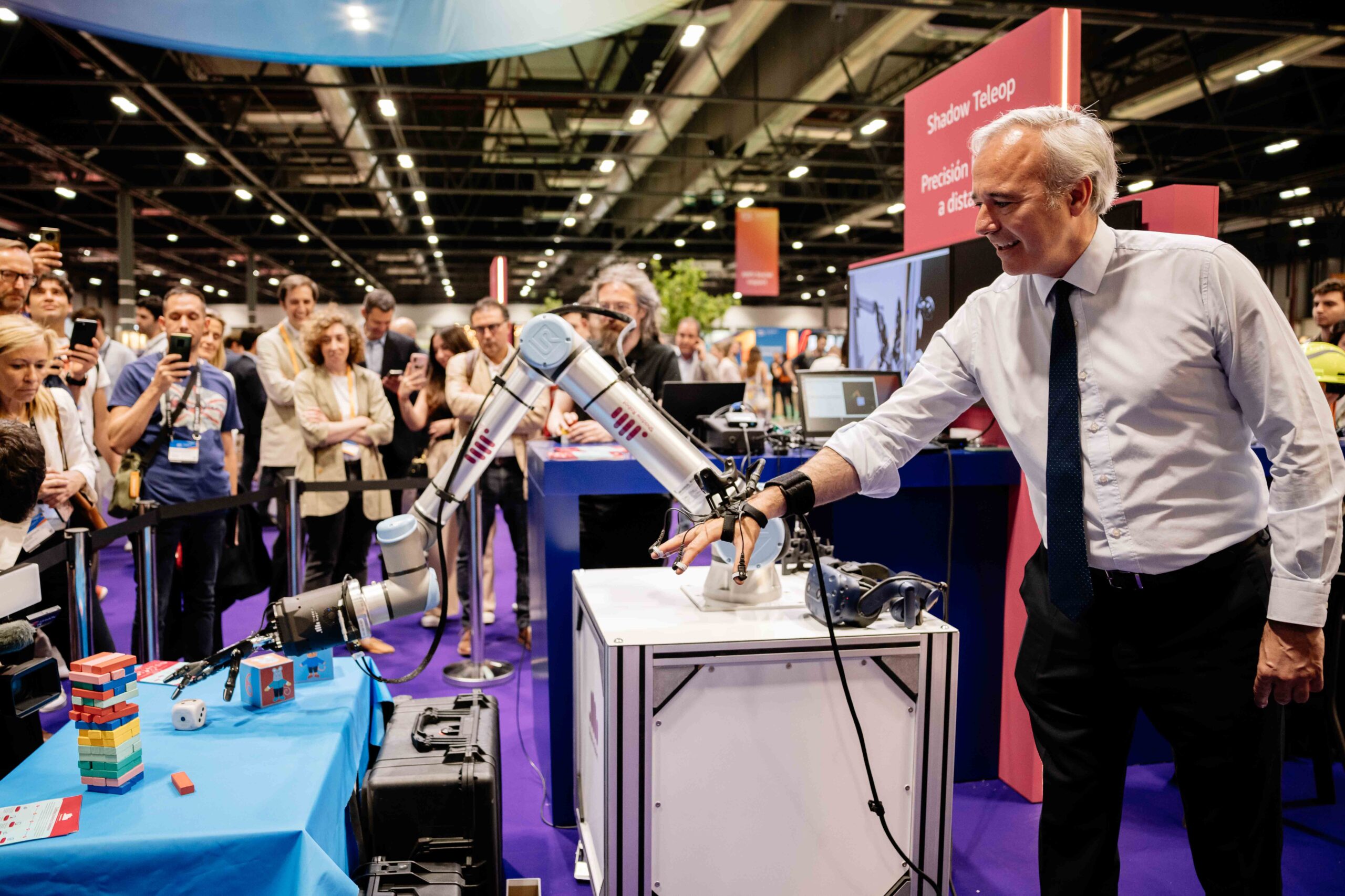 Demostración tecnológica del presidente en el AWS Summit 2024 El presidente de Aragón participa en una demostración tecnológica durante el AWS Summit 2024, destacando la apuesta por la FP vinculada a la tecnología.