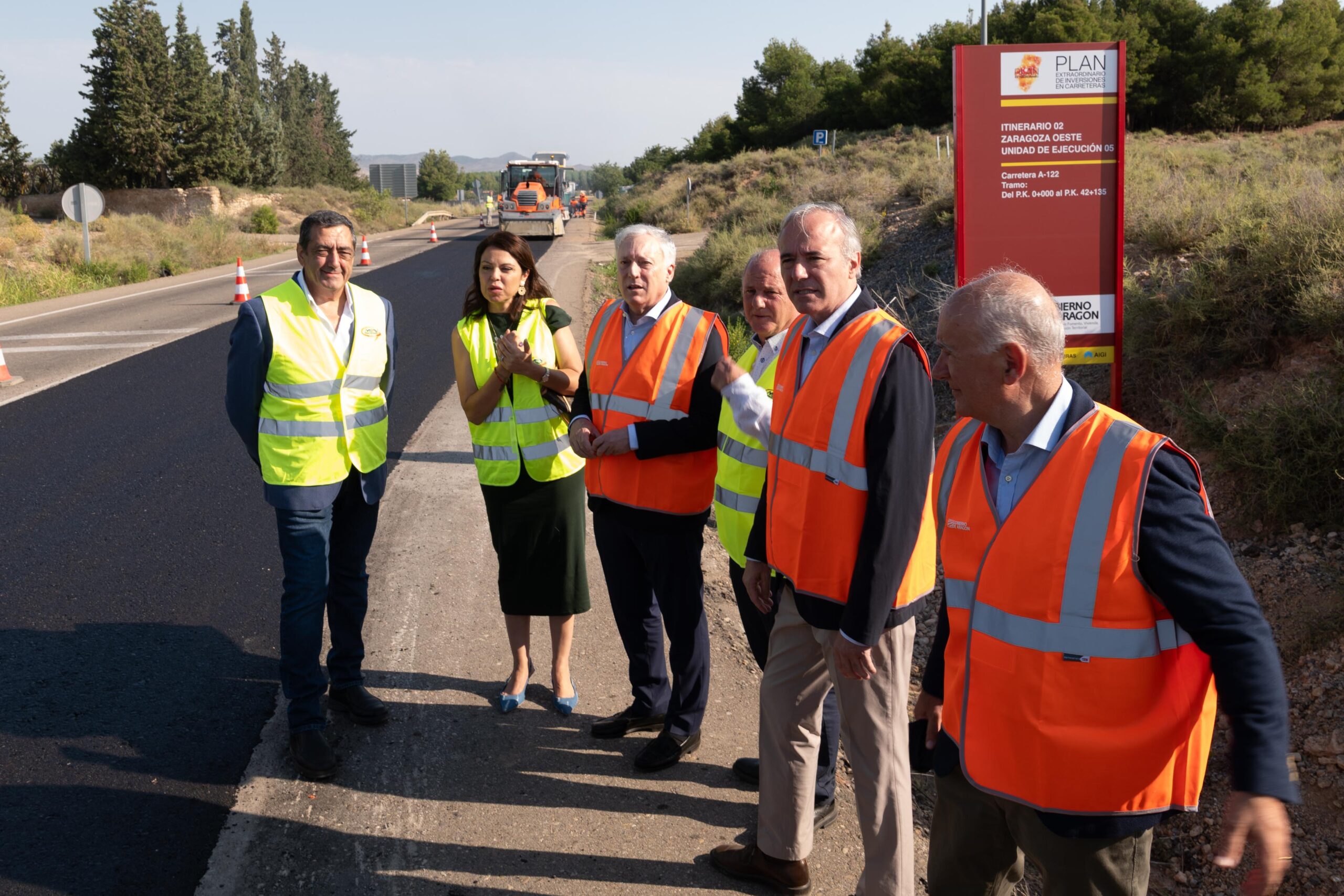 Supervisión de obras del Plan de Carreteras de Aragón El presidente de Aragón supervisa las obras de modernización de una carretera dentro del nuevo Plan de Carreteras de la Comunidad.