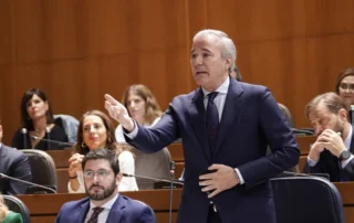 El presidente de Aragón interviene en el Parlamento durante el debate sobre la bajada de impuestos, ante los miembros de la Cámara.