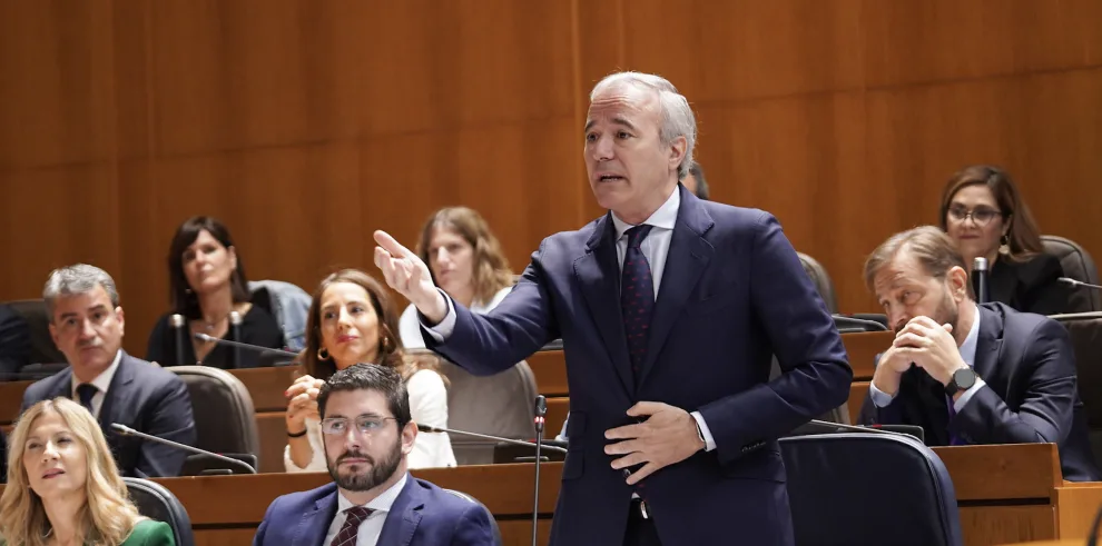 Intervención sobre la bajada de impuestos en Aragón El presidente de Aragón interviene en el Parlamento durante el debate sobre la bajada de impuestos, ante los miembros de la Cámara.
