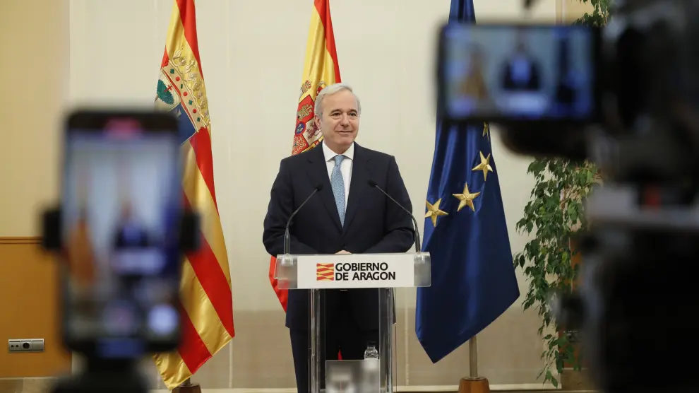 Comparecencia institucional sobre la inversión de Microsoft El presidente de Aragón ofrece una comparecencia institucional ante los medios sobre la inversión de Microsoft, con banderas oficiales y cámaras grabando.