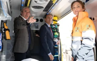El presidente de Aragón y el consejero de Sanidad dentro de una ambulancia junto a personal del servicio de transporte sanitario urgente.