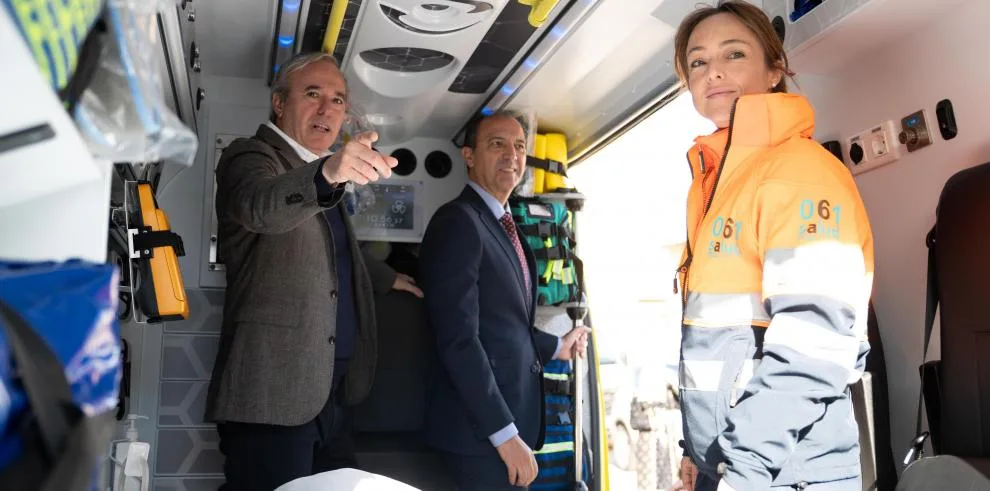 Visita al servicio de transporte sanitario urgente en Aragón. Revertimos los recortes en el transporte sanitario urgente El presidente de Aragón y el consejero de Sanidad dentro de una ambulancia junto a personal del servicio de transporte sanitario urgente.