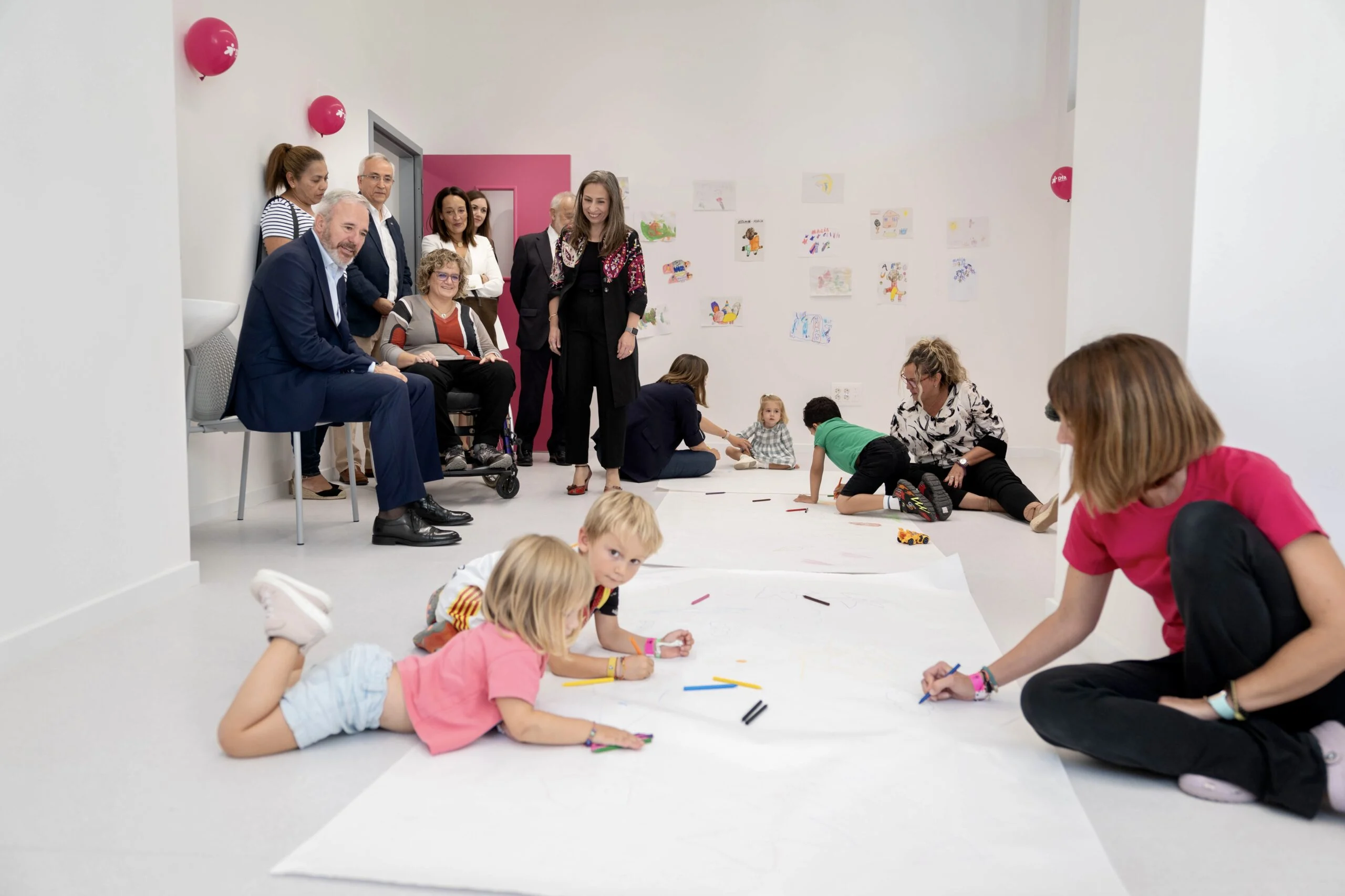 Visita al nuevo centro de atención temprana en Aragón El presidente de Aragón visita un centro de atención temprana donde profesionales trabajan con niños en actividades de desarrollo.