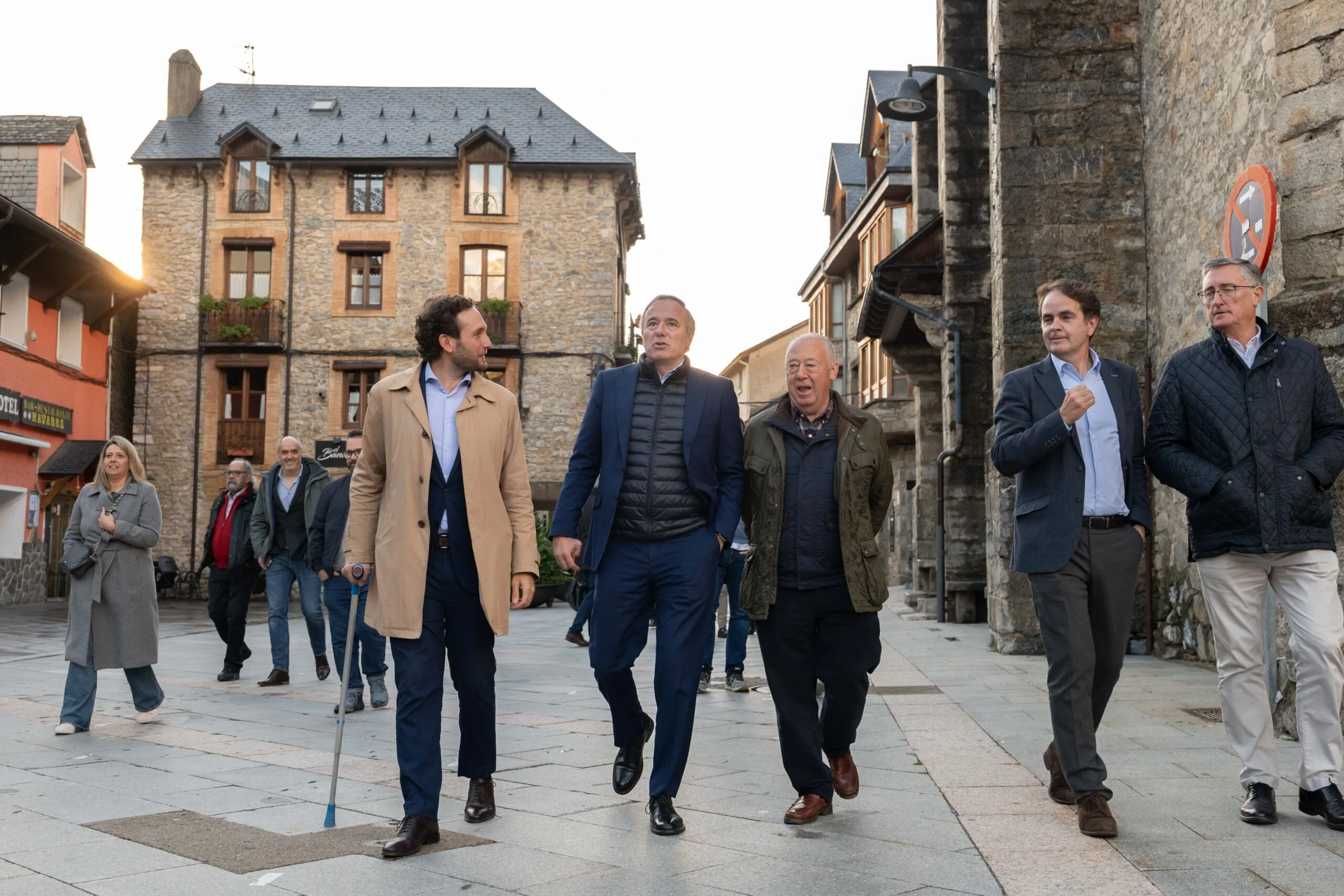 Visita institucional de Jorge Azcón en Panticosa para el Plan Pirineos El presidente de Aragón Jorge Azcón camina por Panticosa junto al presidente de la DPH, el alcalde y los consejeros de Hacienda y Medio Ambiente durante la presentación del Plan Pirineos.