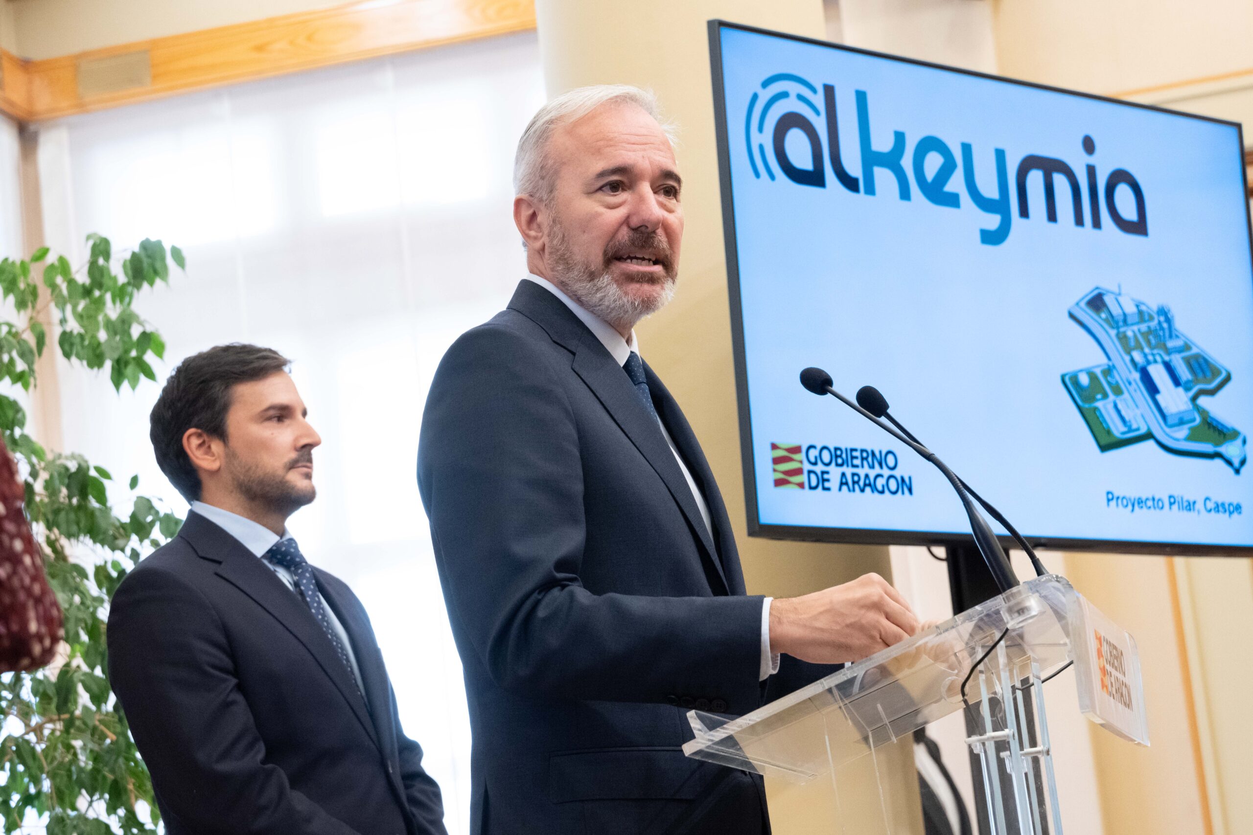 Presentación del proyecto verde de Alkeymia en Aragón El presidente de Aragón presenta el proyecto industrial de Alkeymia para producir hidrógeno y amoniaco verde en Caspe.