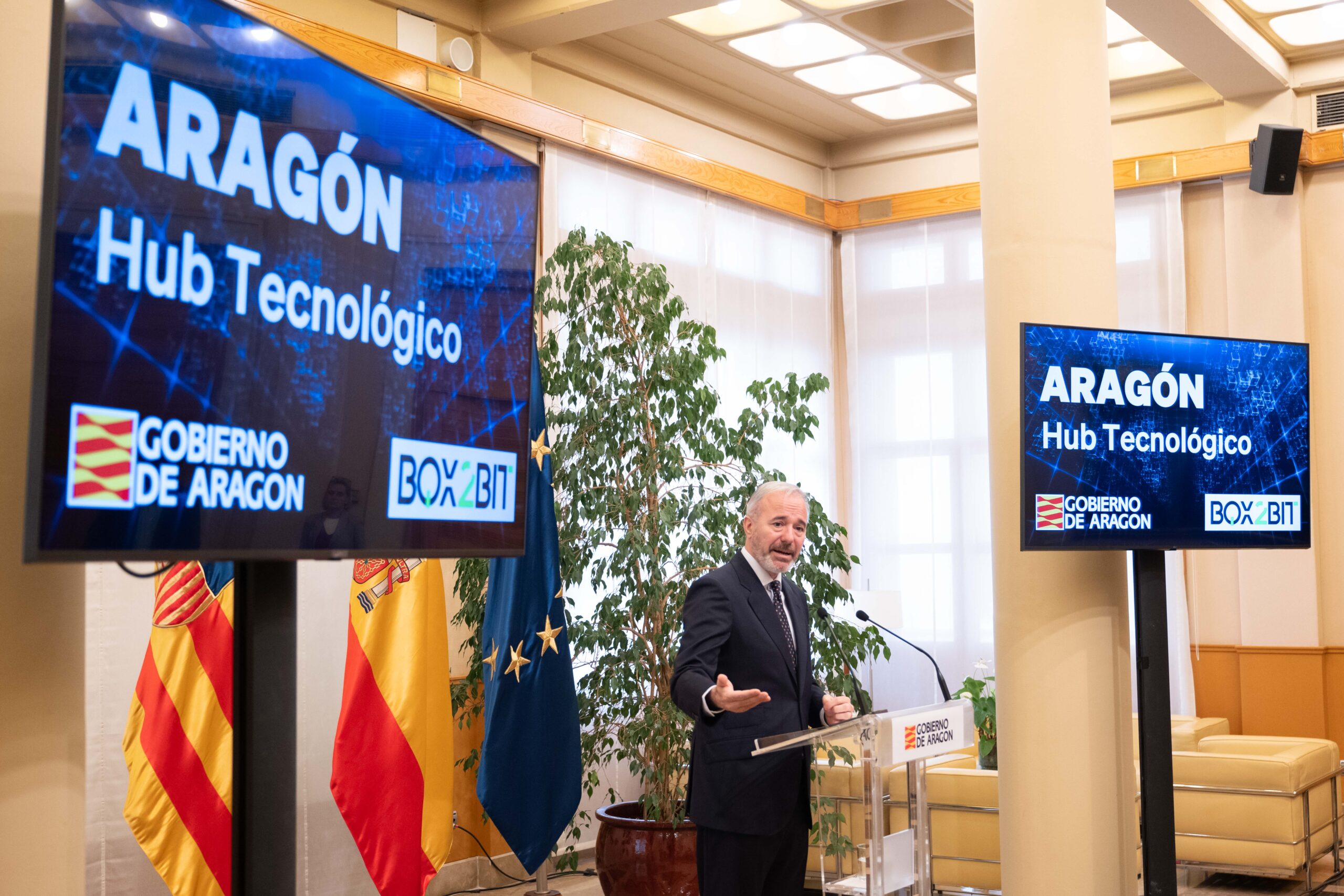 Presentación de la inversión tecnológica de BOX2BIT en Aragón Presentación institucional de la nueva inversión tecnológica de BOX2BIT en Aragón, con un representante del Gobierno explicando el proyecto del futuro centro de datos.