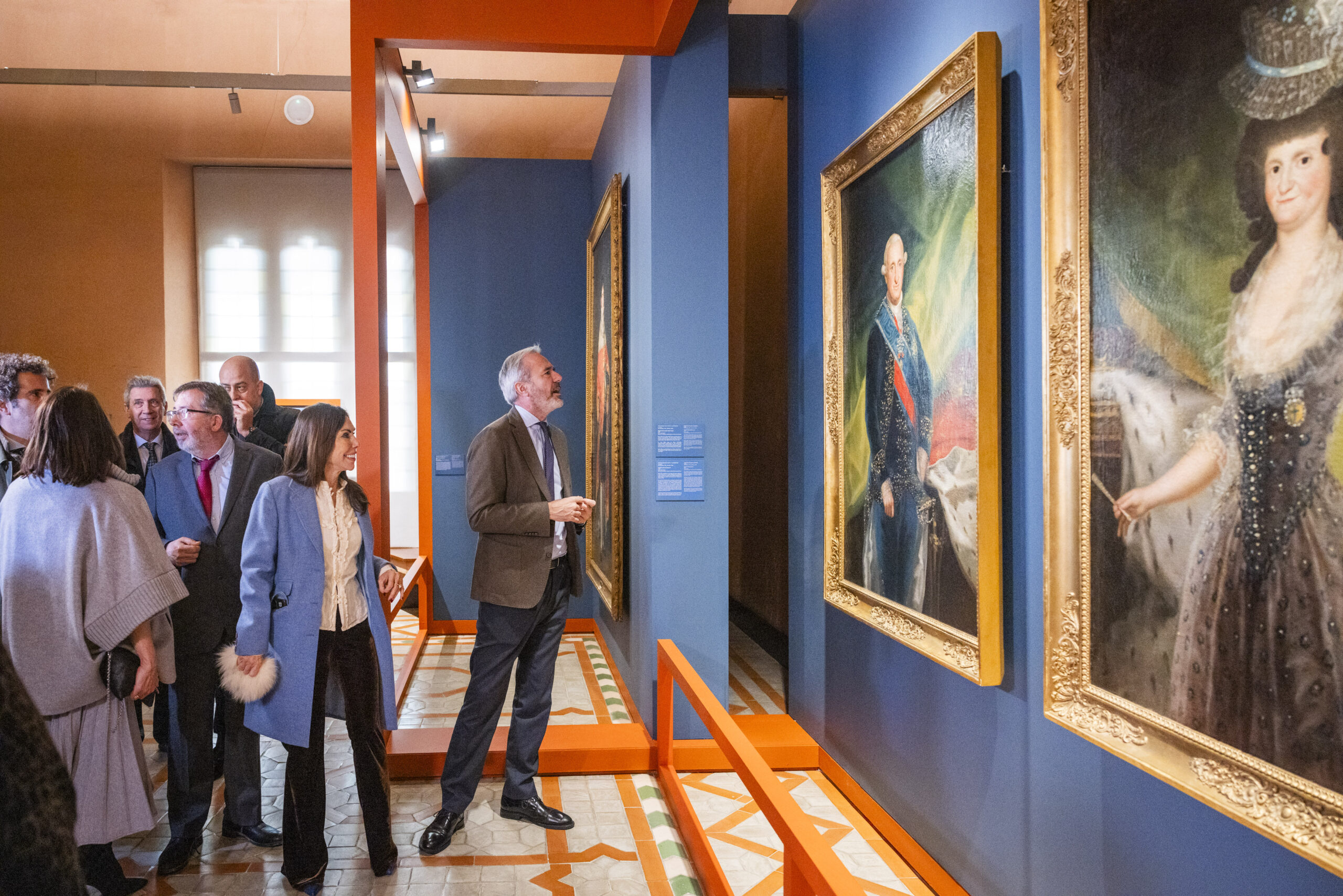 Visita institucional a la exposición ‘Goya. Del Museo al Palacio’ El presidente de Aragón visita la exposición ‘Goya. Del Museo al Palacio’ en la Aljafería, observando obras originales junto a otras autoridades.