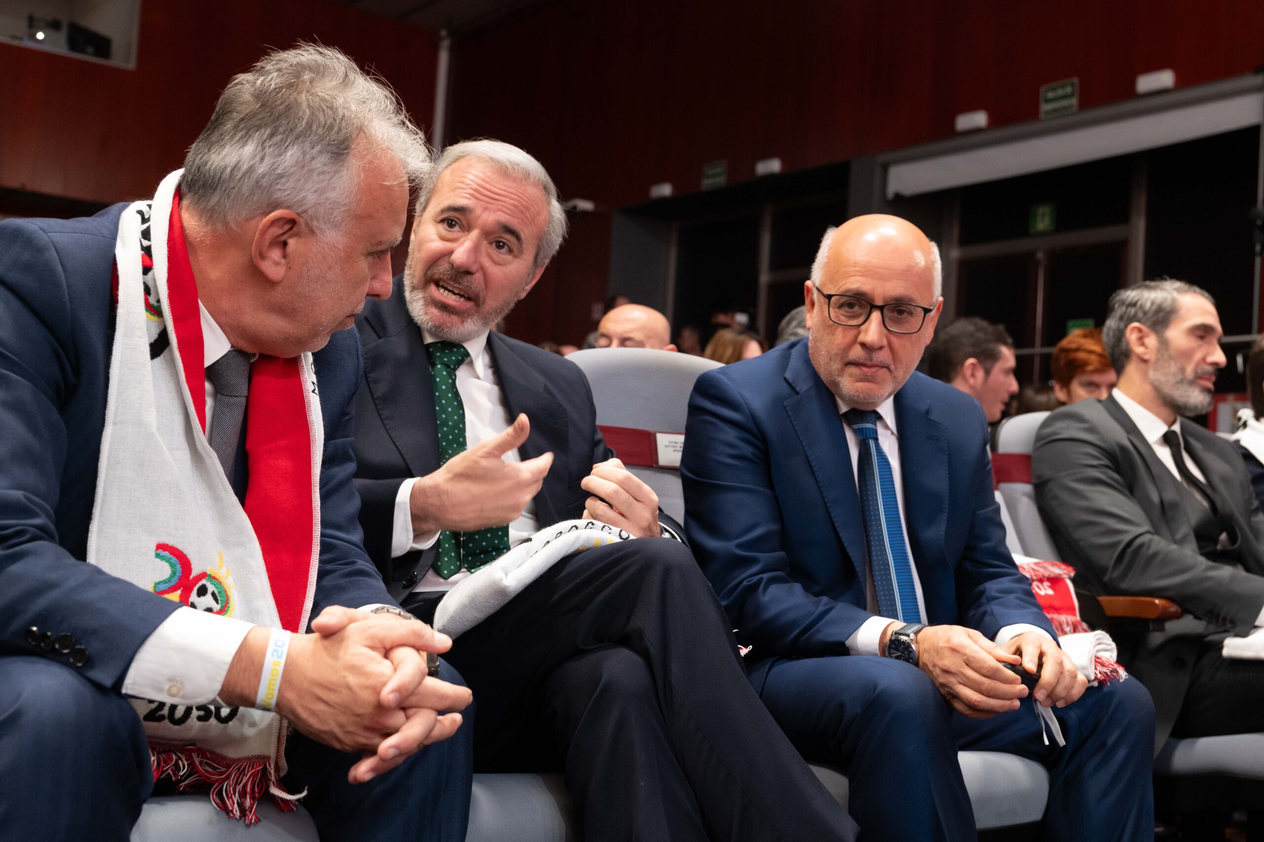 Autoridades en el acto sobre la sede del Mundial 2030 en Aragón El presidente de Aragón y el ministro de Política Territorial asisten al acto para seguir en directo el anuncio de la FIFA sobre el Mundial 2030.