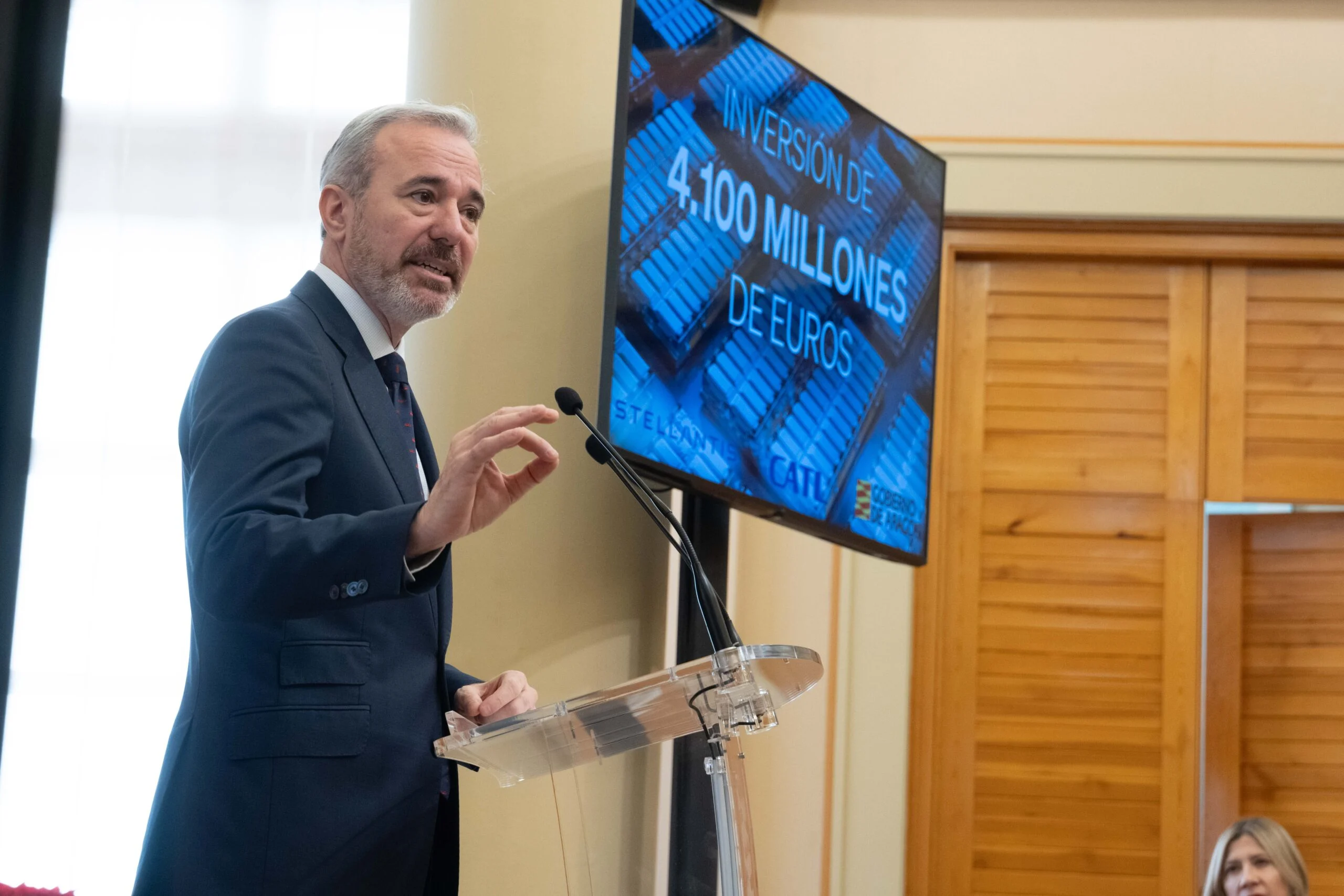 Presentación de la gigafactoría de Stellantis y CATL en Aragón El presidente de Aragón presenta la inversión de la gigafactoría de Stellantis y CATL, con cifras del proyecto en la pantalla.