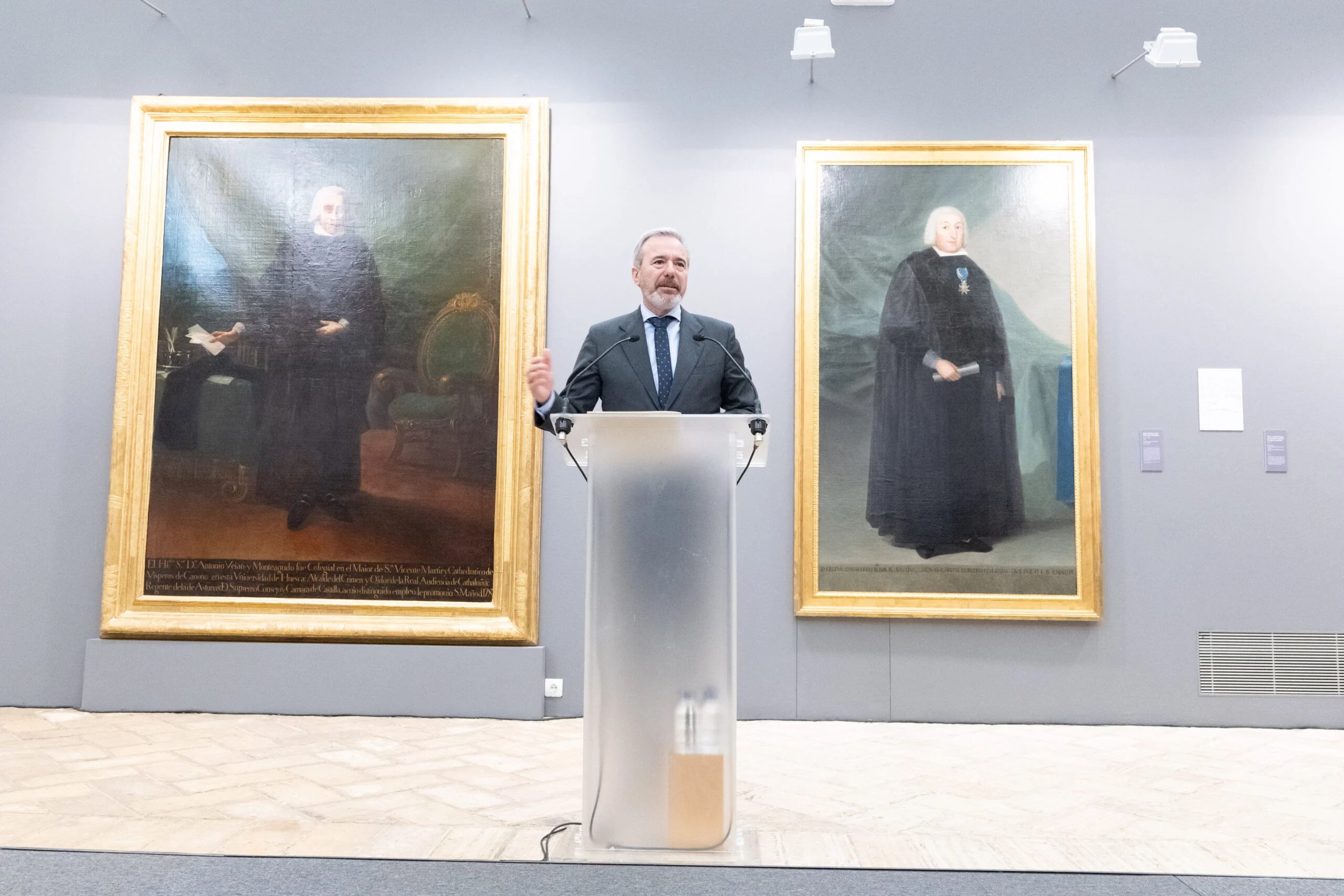 Presentación de la nueva obra de Goya en Aragón El presidente de Aragón presenta la nueva obra adquirida de Goya en una sala expositiva del Museo de Huesca, junto a retratos históricos.