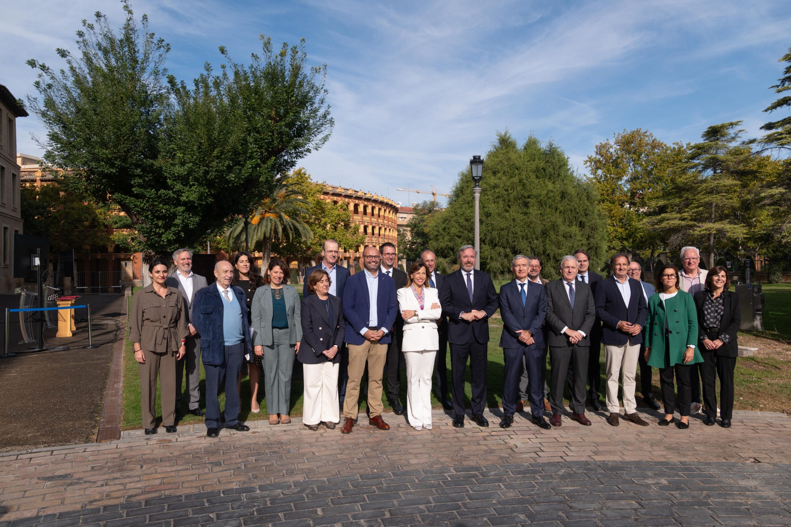 PIGAS VIVENDA El presidente del Gobierno de Aragón, junto a representantes institucionales y del ámbito económico, posa en un acto en Zaragoza para presentar inversiones destinadas a vivienda asequible en Aragón.