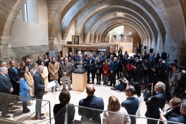 Inauguración institucional de la exposición de los Bienes de Sijena en el Monasterio, con autoridades y público en la sala gótica.