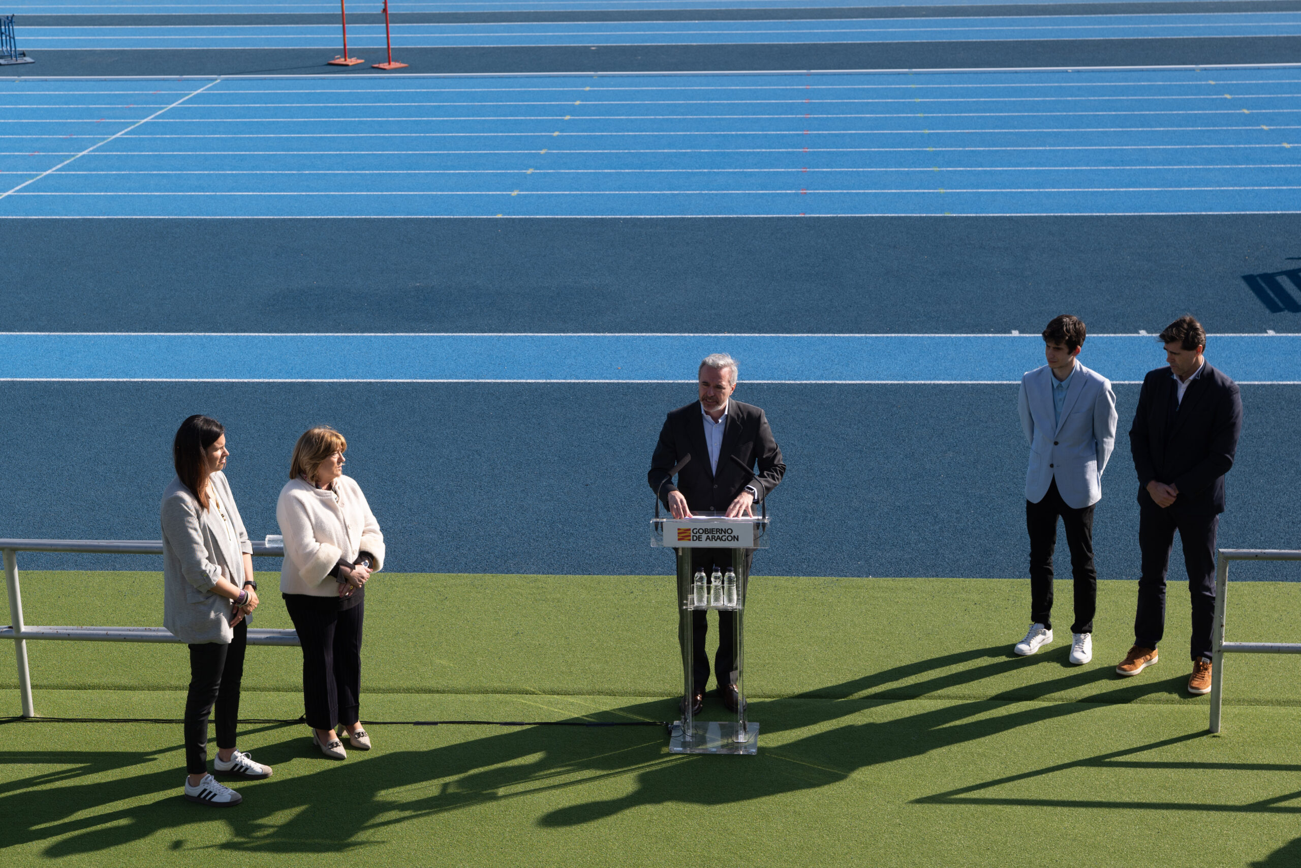 Acto de inauguración de las nuevas pistas de atletismo del CAD Inauguración de las pistas renovadas del CAD con representantes del Gobierno de Aragón durante el acto oficial en el estadio de atletismo Corona de Aragón.