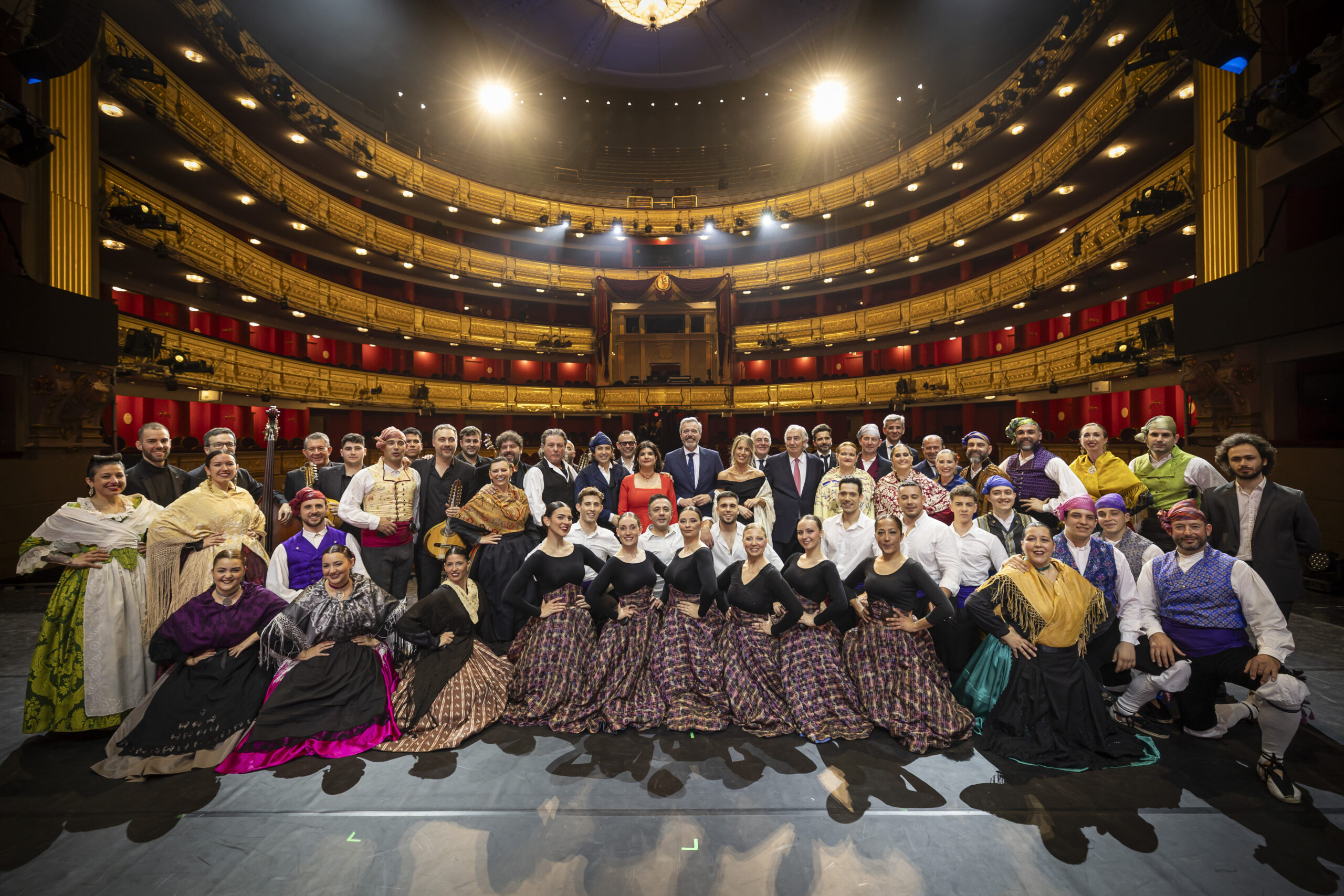 Gala Aragón, Tierra de Jota en el Teatro Real de Madrid Elenco y representantes institucionales sobre el escenario del Teatro Real durante la gala Aragón, Tierra de Jota.