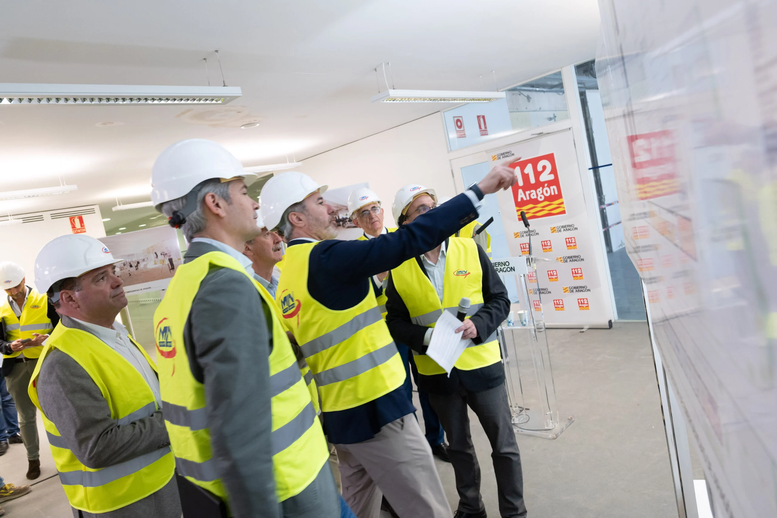 Visita a las obras del nuevo Centro de Emergencias CIGEAR El presidente de Aragón, Jorge Azcón, visita las obras del nuevo Centro de Emergencias CIGEAR junto a responsables técnicos y de obra