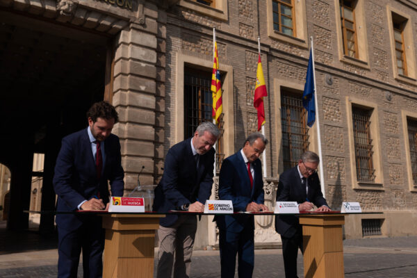 El presidente de Aragón y los presidentes de las diputaciones provinciales firman el convenio contra la despoblación
