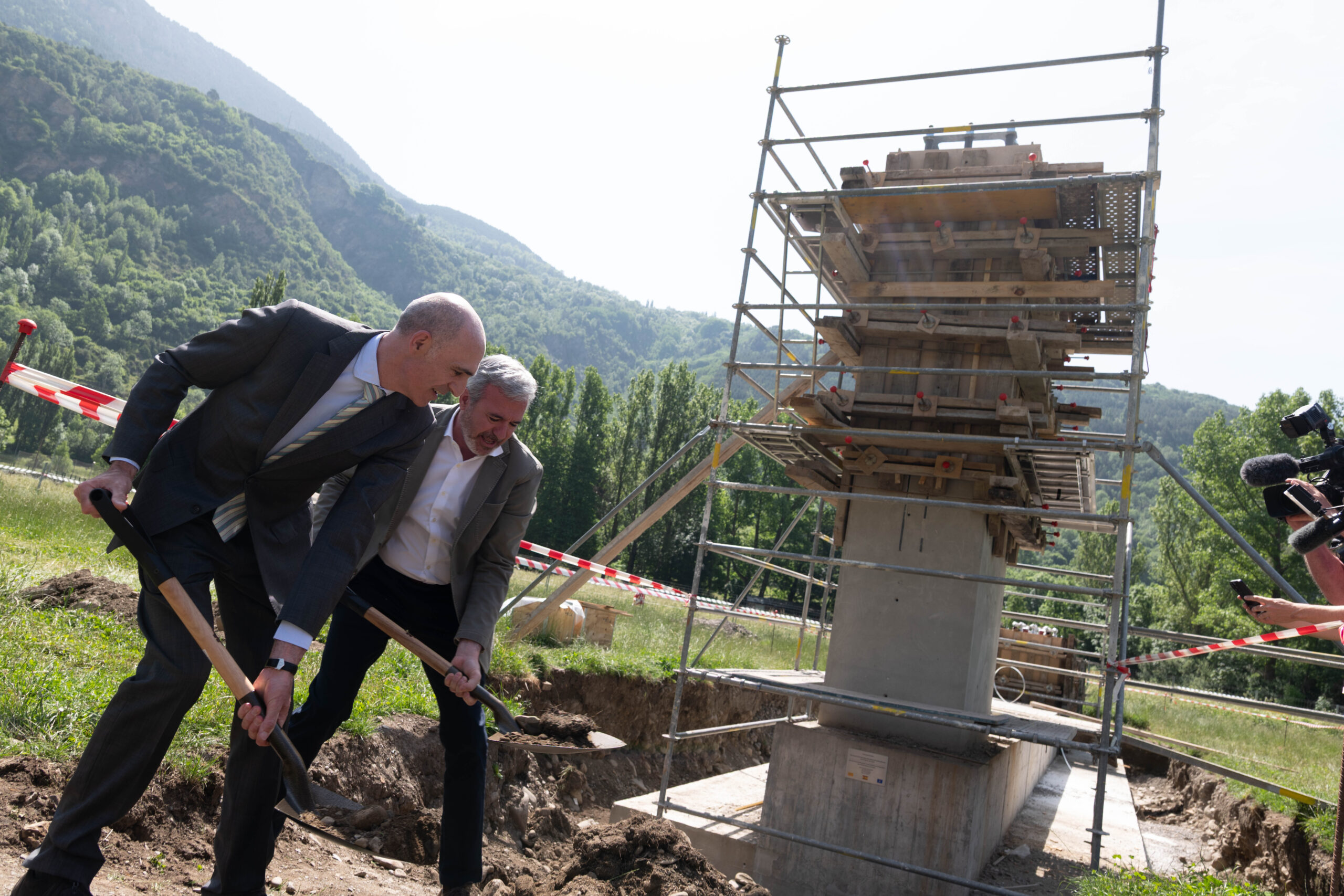 Primera piedra del telecabina Benasque-Cerler El presidente de Aragón, Jorge Azcón, y el alcalde de Benasque, Manuel Mora, colocan la primera piedra del telecabina Benasque-Cerler