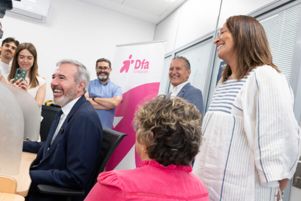 El presidente de Aragón, Jorge Azcón, visita el servicio del Teléfono del Mayor junto a profesionales de la Fundación DFA