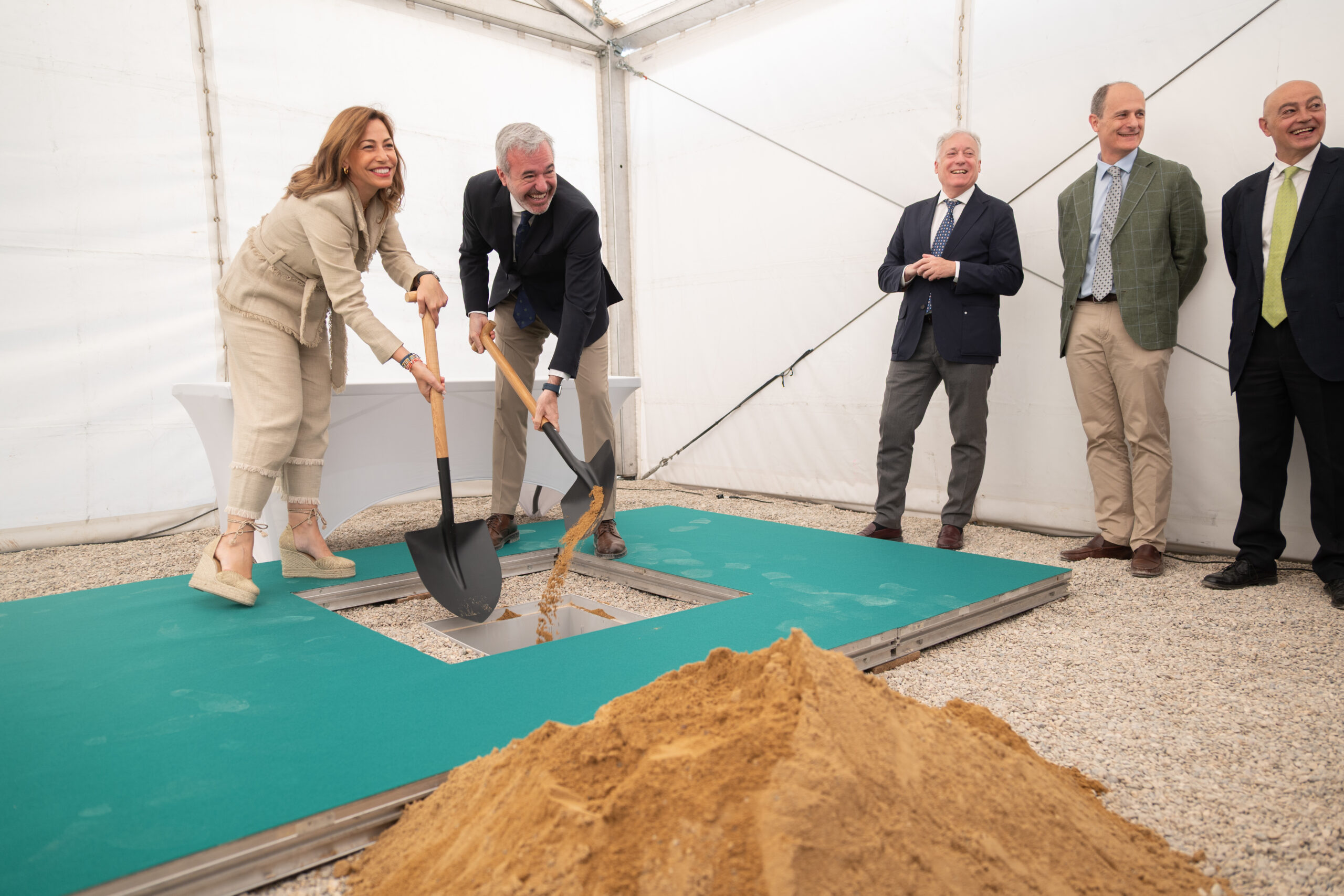Inicio de las nuevas viviendas públicas de alquiler asequible en Zaragoza El presidente de Aragón, Jorge Azcón, y la alcaldesa de Zaragoza, Natalia Chueca, en el acto de inicio de las viviendas de alquiler asequible