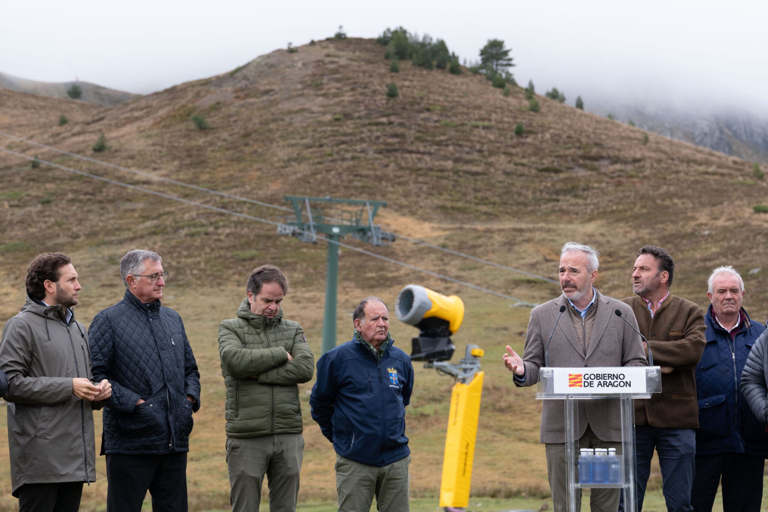Presentación de nuevos cañones de nieve en Formigal El presidente de Aragón presenta nuevos cañones de nieve en la estación de Formigal junto a representantes del sector para modernizar las estaciones de esquí.