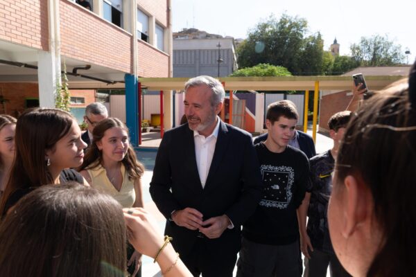 El presidente de Aragón conversa con estudiantes en un centro educativo durante la presentación de la concertación del Bachillerato