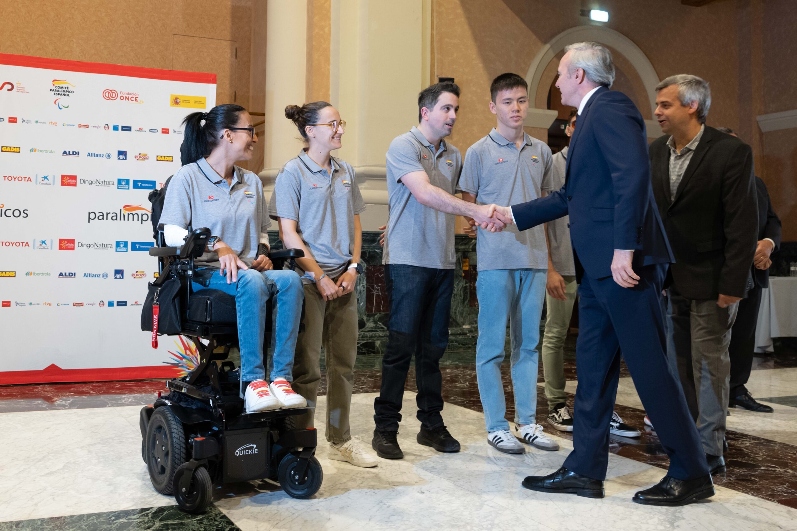 Encuentro con deportistas olímpicos y paralímpicos aragoneses El presidente de Aragón saluda a deportistas olímpicos y paralímpicos aragoneses en un acto institucional de apoyo al deporte.