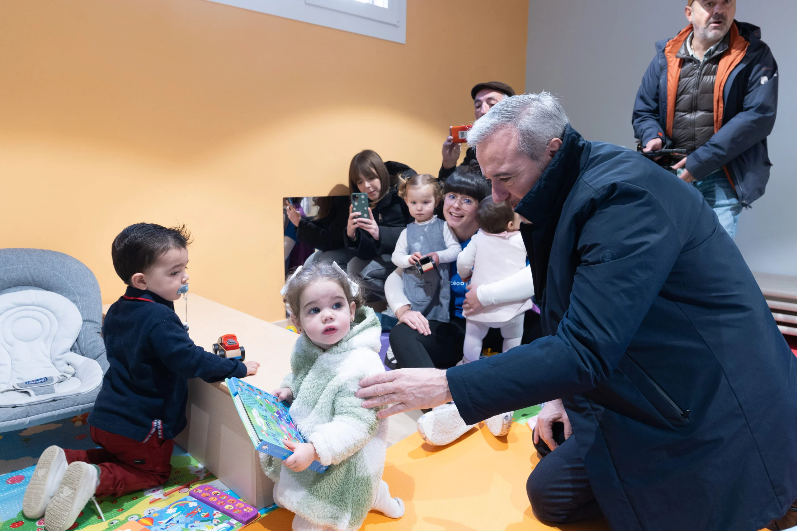 Visita institucional a una Casa de la Infancia en Aragón El presidente de Aragón visita una Casa de la Infancia y conversa con niños y familias en un espacio educativo del medio rural.