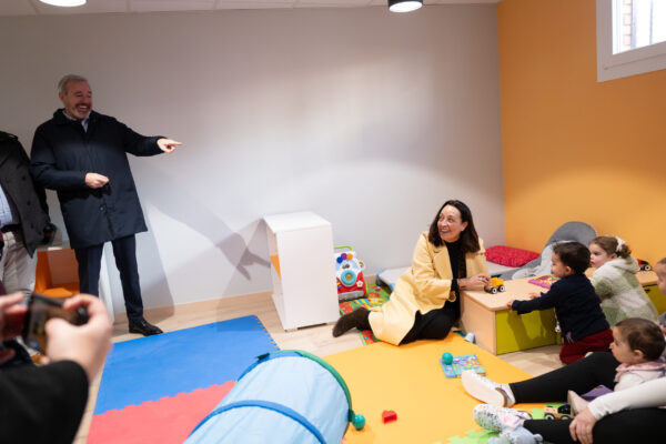 El presidente de Aragón visita un aula infantil y comparte un momento con niños durante la presentación de la educación gratuita de 0 a 3 años