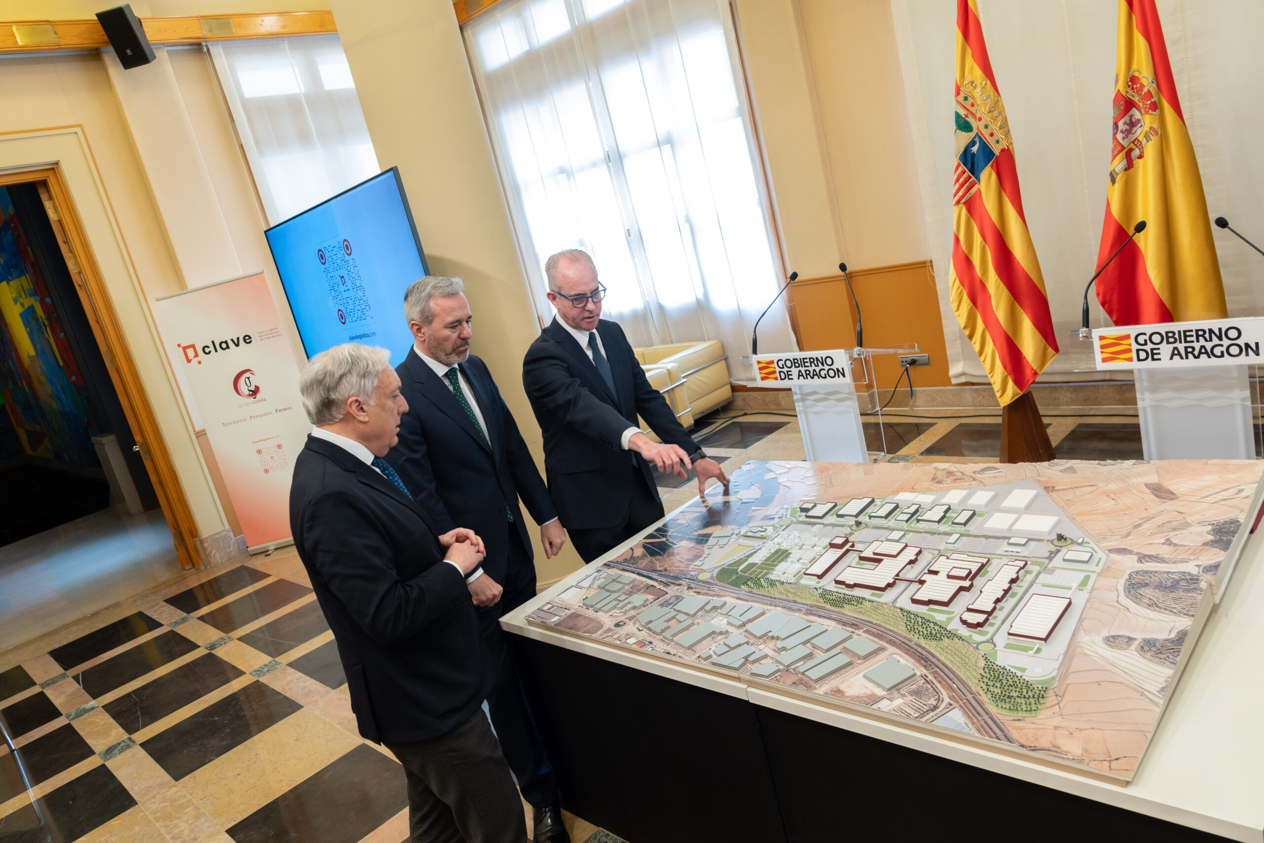 Presentación del proyecto ampliado del Grupo Costa en Aragón El presidente de Aragón, Jorge Azcón, y directivos del Grupo Costa analizan la maqueta del futuro Centro Logístico Agroalimentario del Valle del Ebro