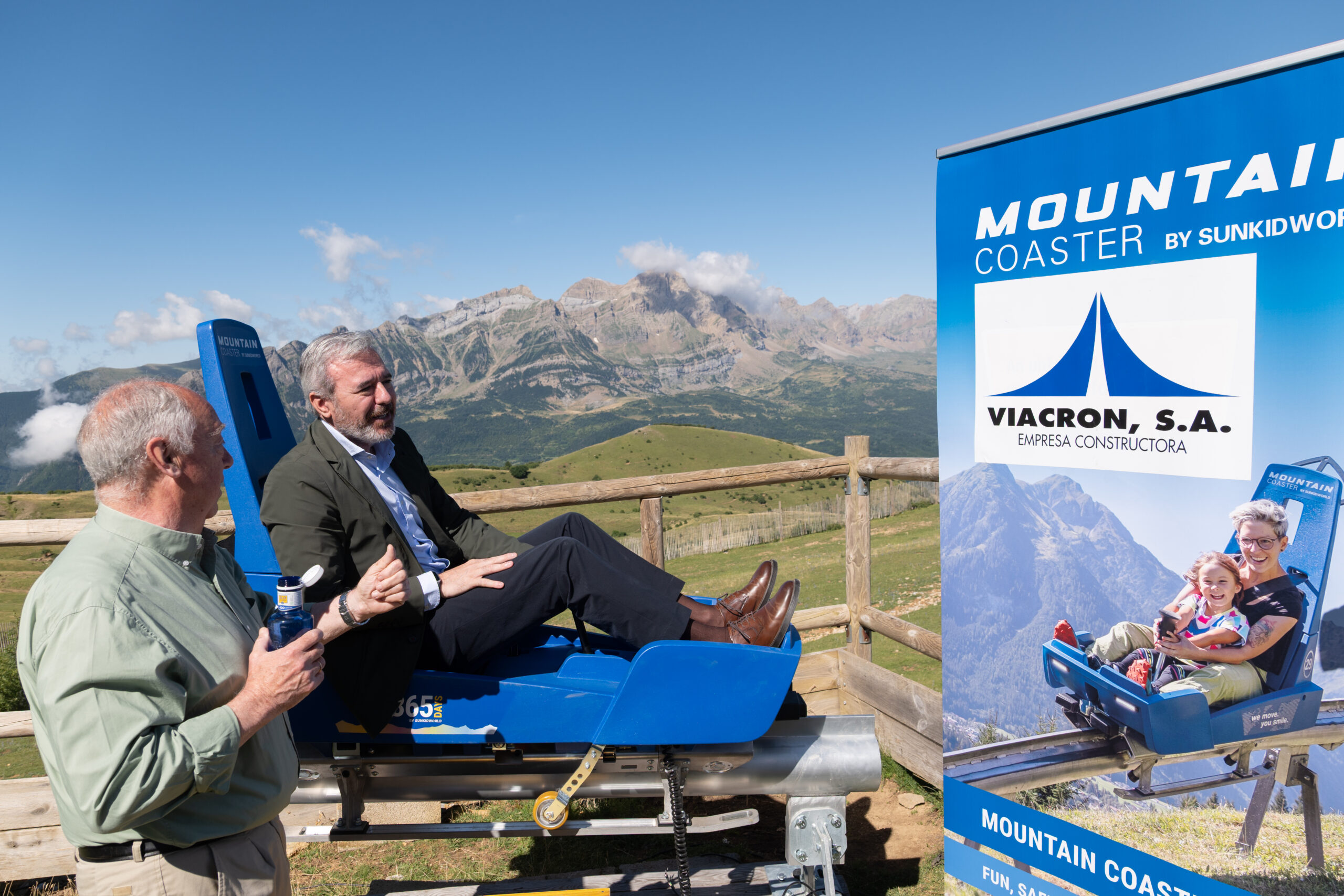 Prueba del trineo del futuro tobogán de Panticosa El presidente de Aragón, Jorge Azcón, prueba un trineo del futuro tobogán de montaña de Panticosa junto a representantes del proyecto