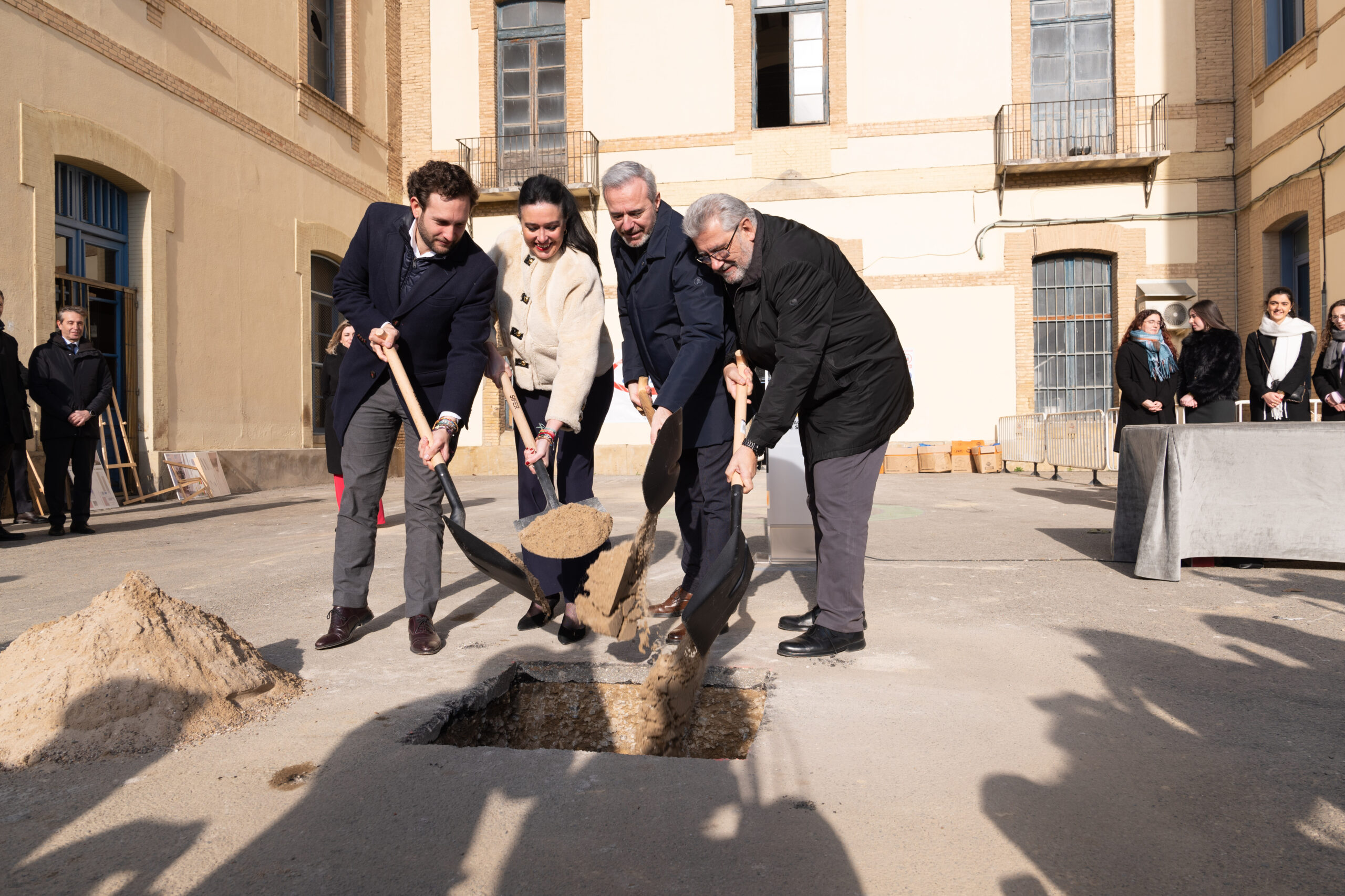 Primera piedra de la nueva Facultad de Medicina de Huesca El presidente de Aragón coloca la primera piedra de la futura Facultad de Medicina de Huesca junto a representantes institucionales.