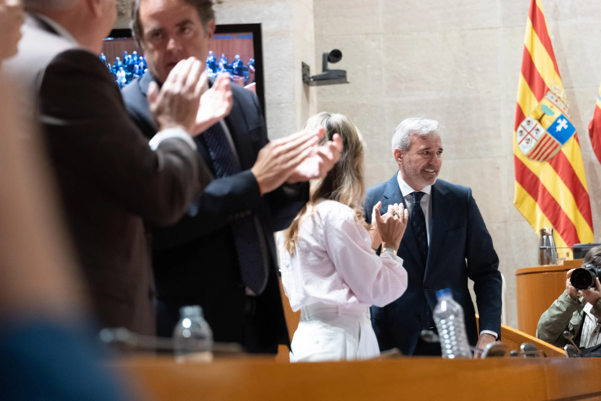 El presidente de Aragón en las Cortes durante el anuncio de la bajada de impuestos El presidente de Aragón recibe un aplauso en las Cortes durante la presentación de la bajada de impuestos en sucesiones y donaciones