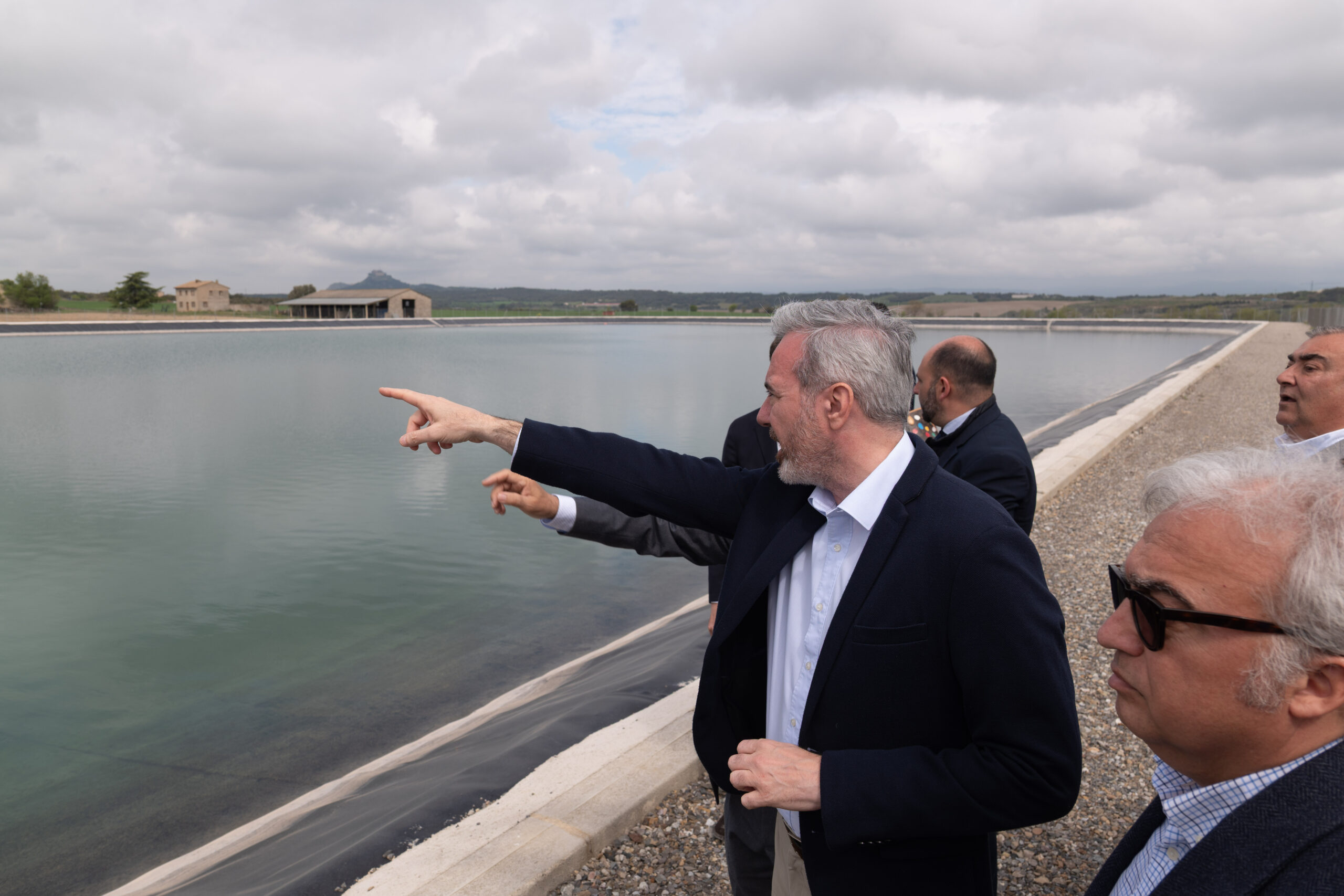 El presidente de Aragón supervisa la modernización de regadíos en Barbastro El presidente de Aragón señala una zona de la balsa de riego durante la supervisión de la modernización de regadíos en Barbastro.