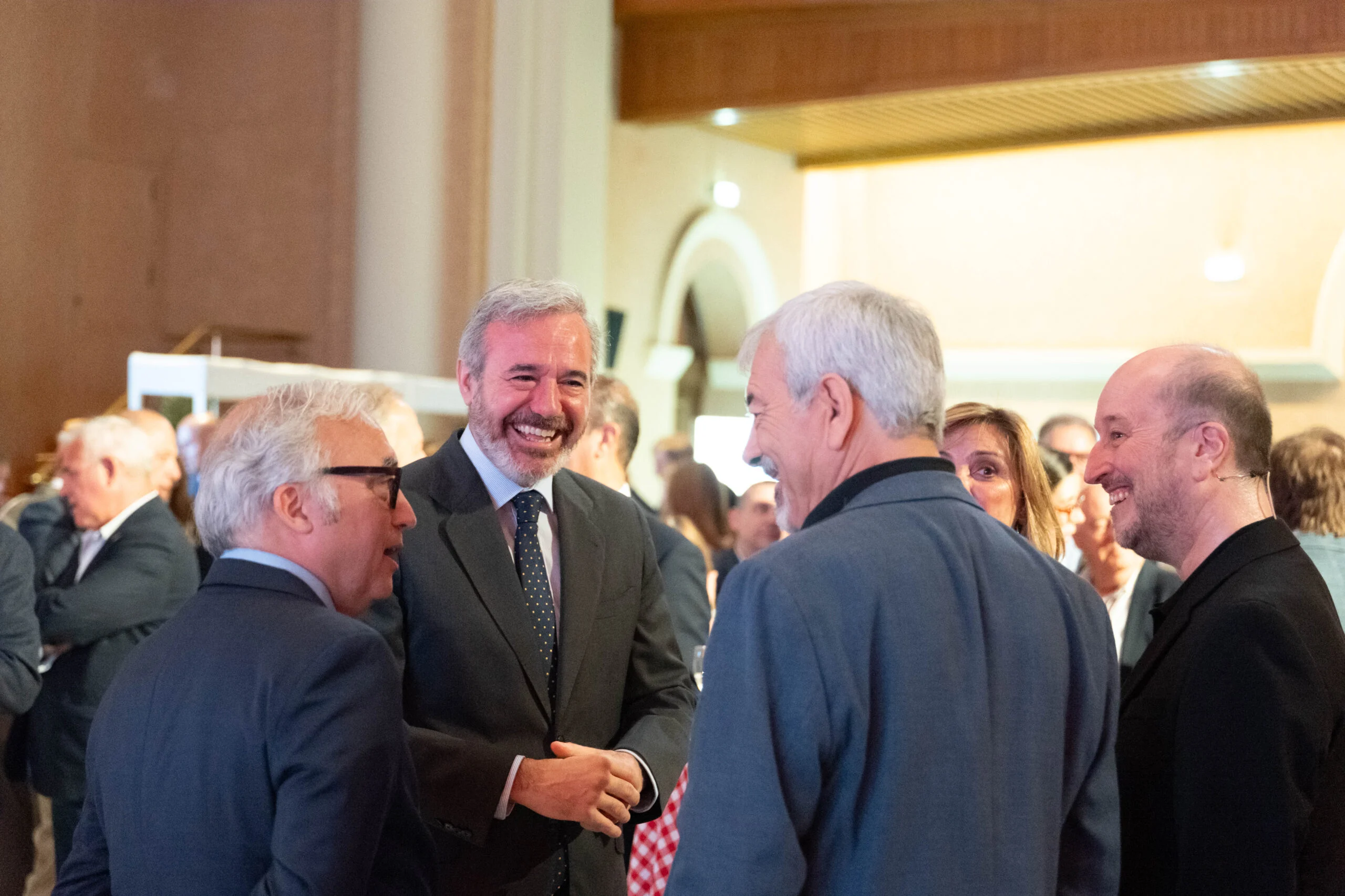 Presentación de la campaña Aragón Sabor de Verdad. Alimentos de aragón El presidente de Aragón, Jorge Azcón, conversa con representantes del sector agroalimentario en la presentación de la nueva campaña Aragón Sabor de Verdad