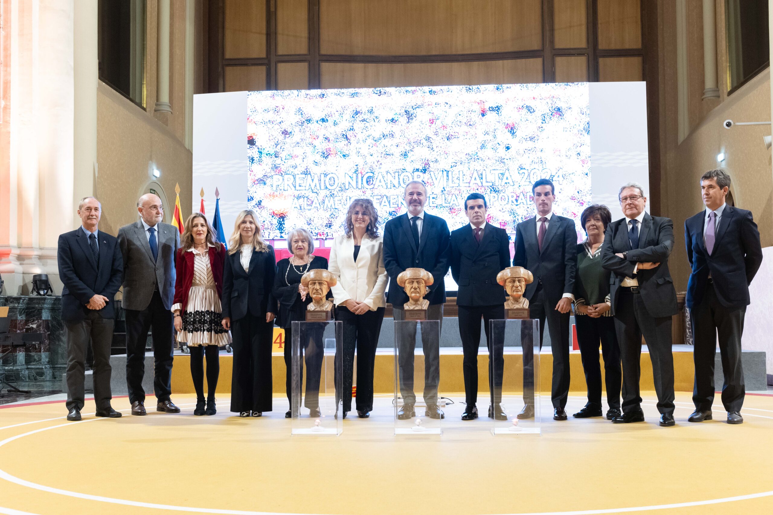 Entrega de los Premios Taurinos Nicanor Villalta en Aragón Acto institucional de entrega de los Premios Taurinos Nicanor Villalta con autoridades y premiados junto a los galardones que reconocen las mejores faenas de Aragón.