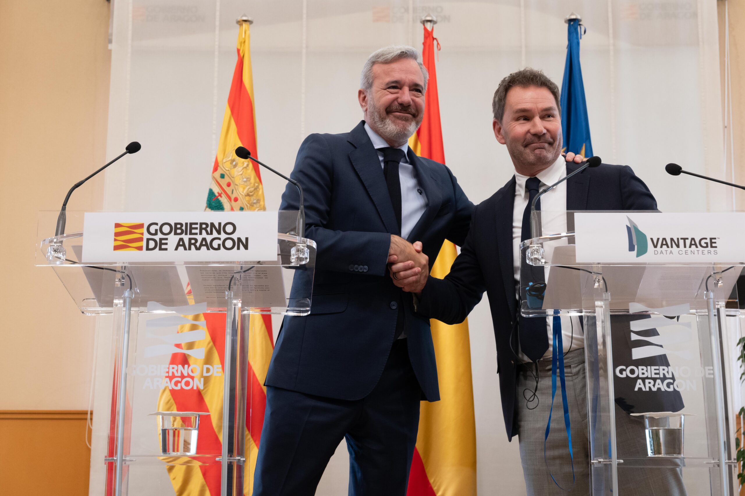 Anuncio de la nueva inversión tecnológica de Vantage en Aragón El presidente de Aragón Jorge Azcón y un representante de Vantage Data Centers se estrechan la mano durante el anuncio de una nueva inversión tecnológica en la Comunidad